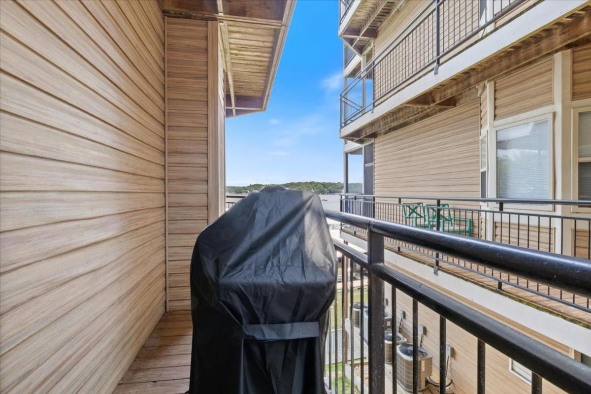 Lakefront 1st-Floor Condo, Screened Patio, Pools & Courts
