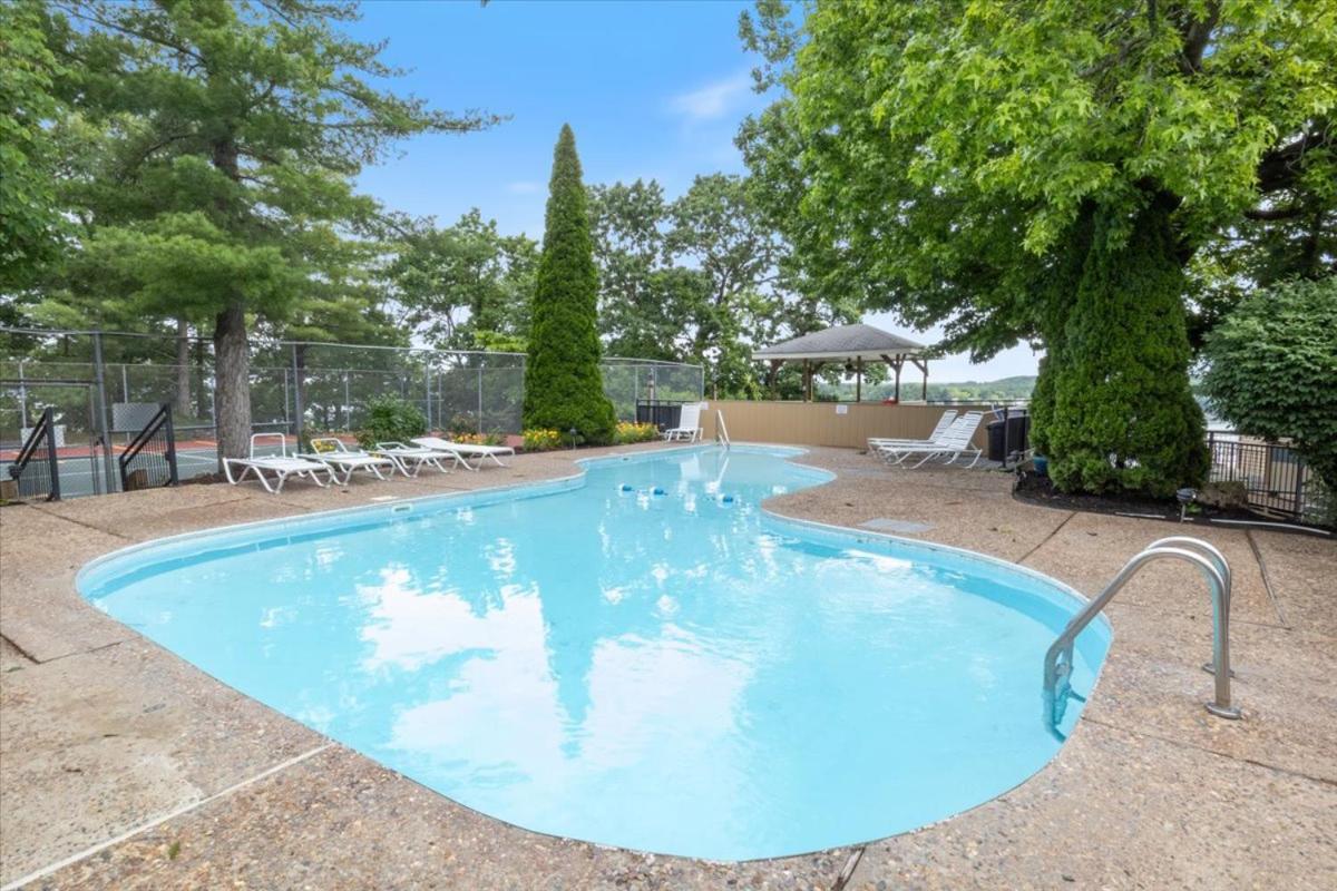 Lakefront 1st-Floor Condo, Screened Patio, Pools & Courts