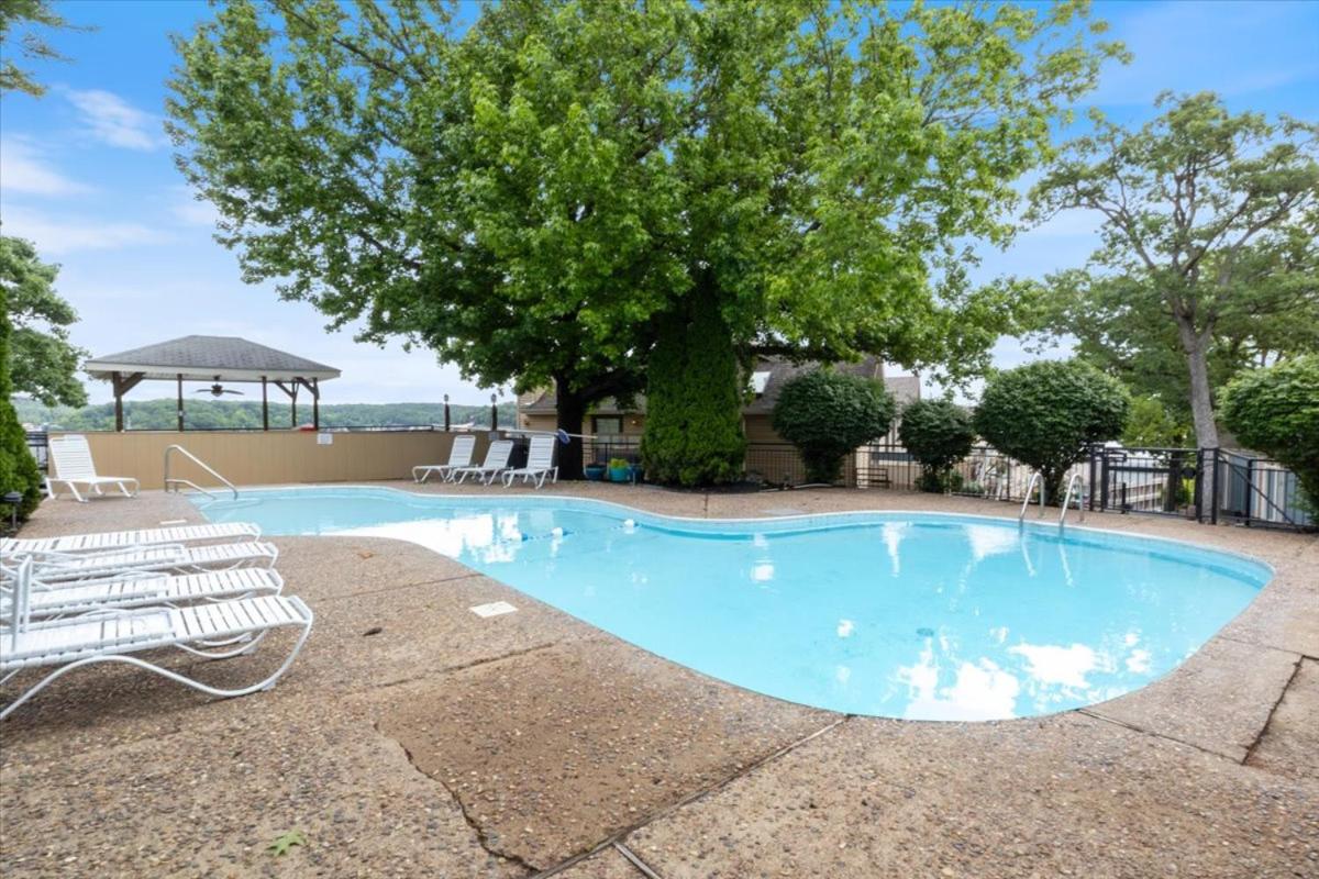 Lakefront 1st-Floor Condo, Screened Patio, Pools & Courts