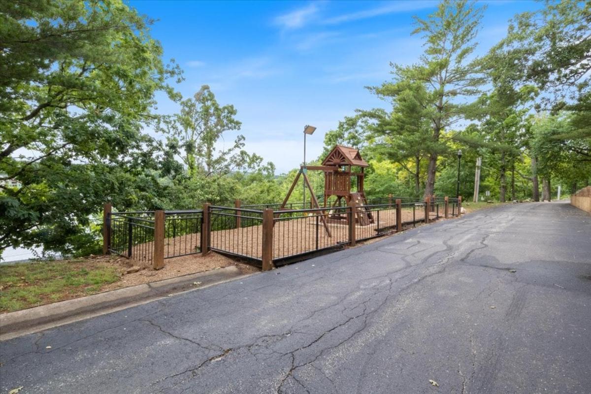 Lakefront 1st-Floor Condo, Screened Patio, Pools & Courts