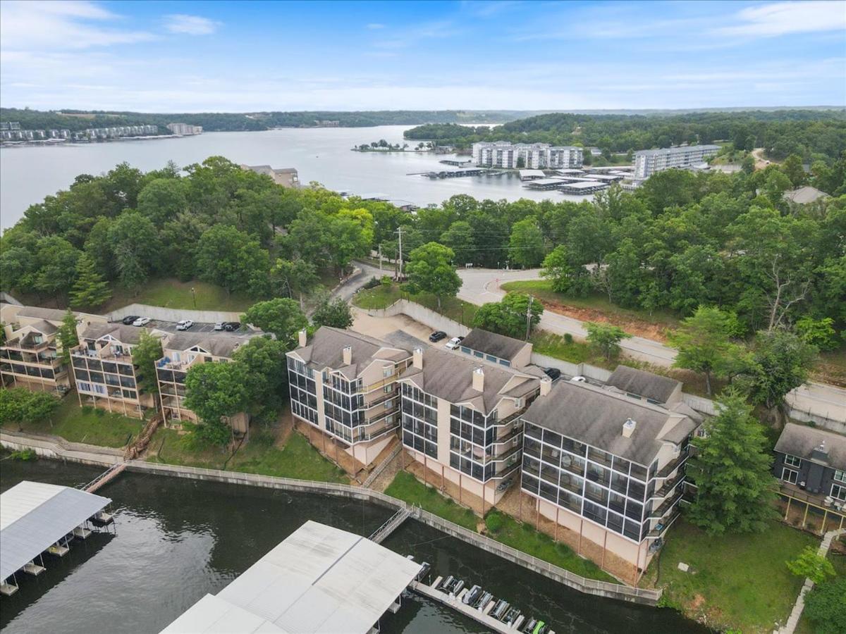 Lakefront 1st-Floor Condo, Screened Patio, Pools & Courts