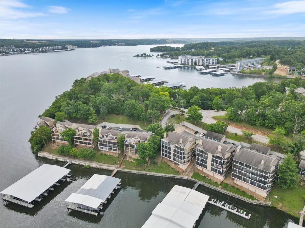 Lakefront 1st-Floor Condo, Screened Patio, Pools & Courts
