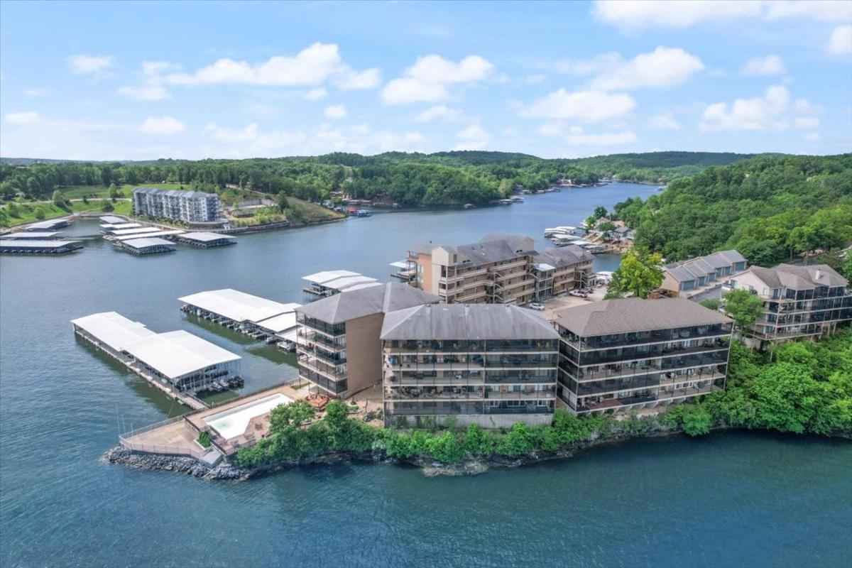 Lakefront 1st-Floor Condo, Screened Patio, Pools & Courts