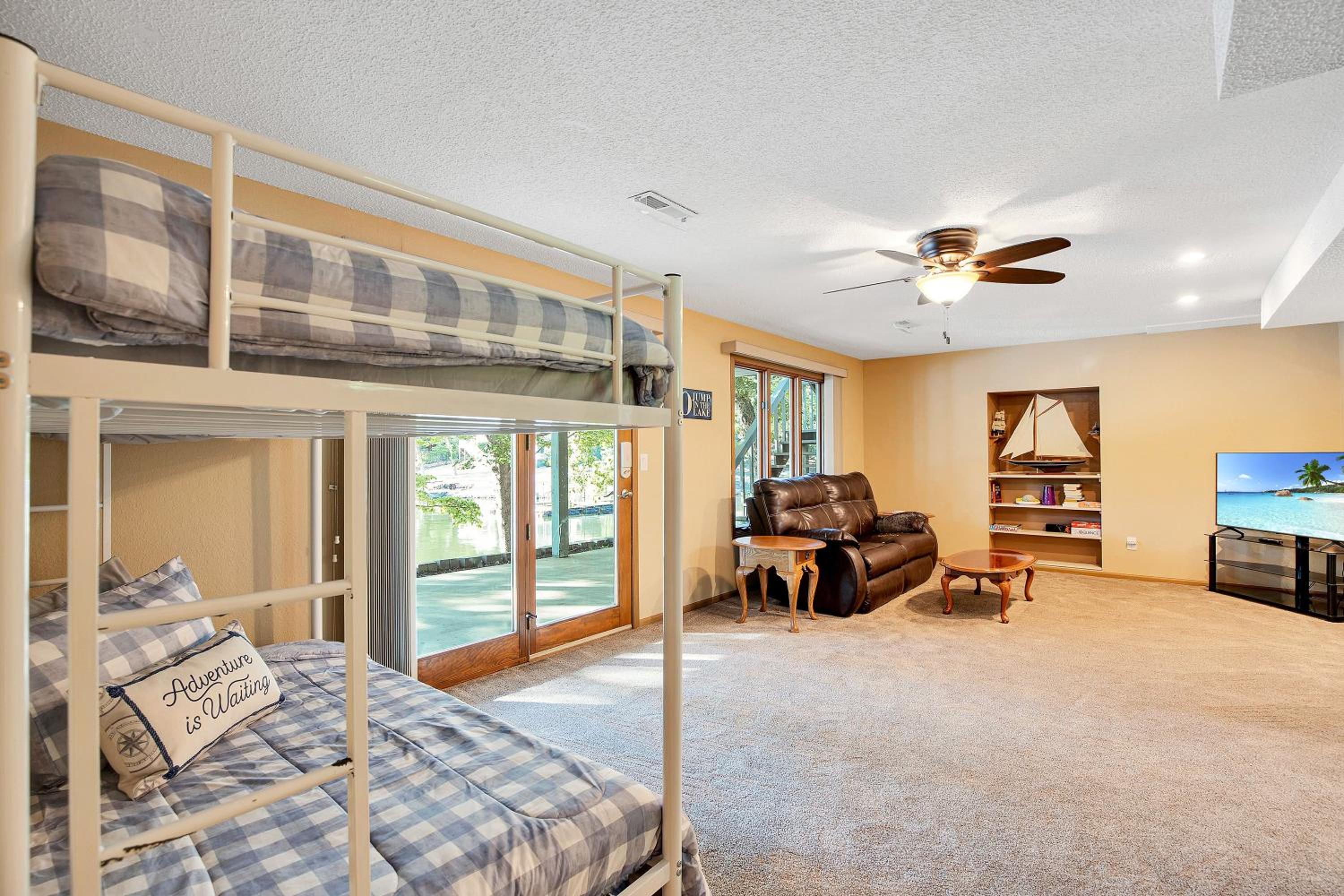 Ideal Cove with Amazing Dock, Kayaks & Fire Pit