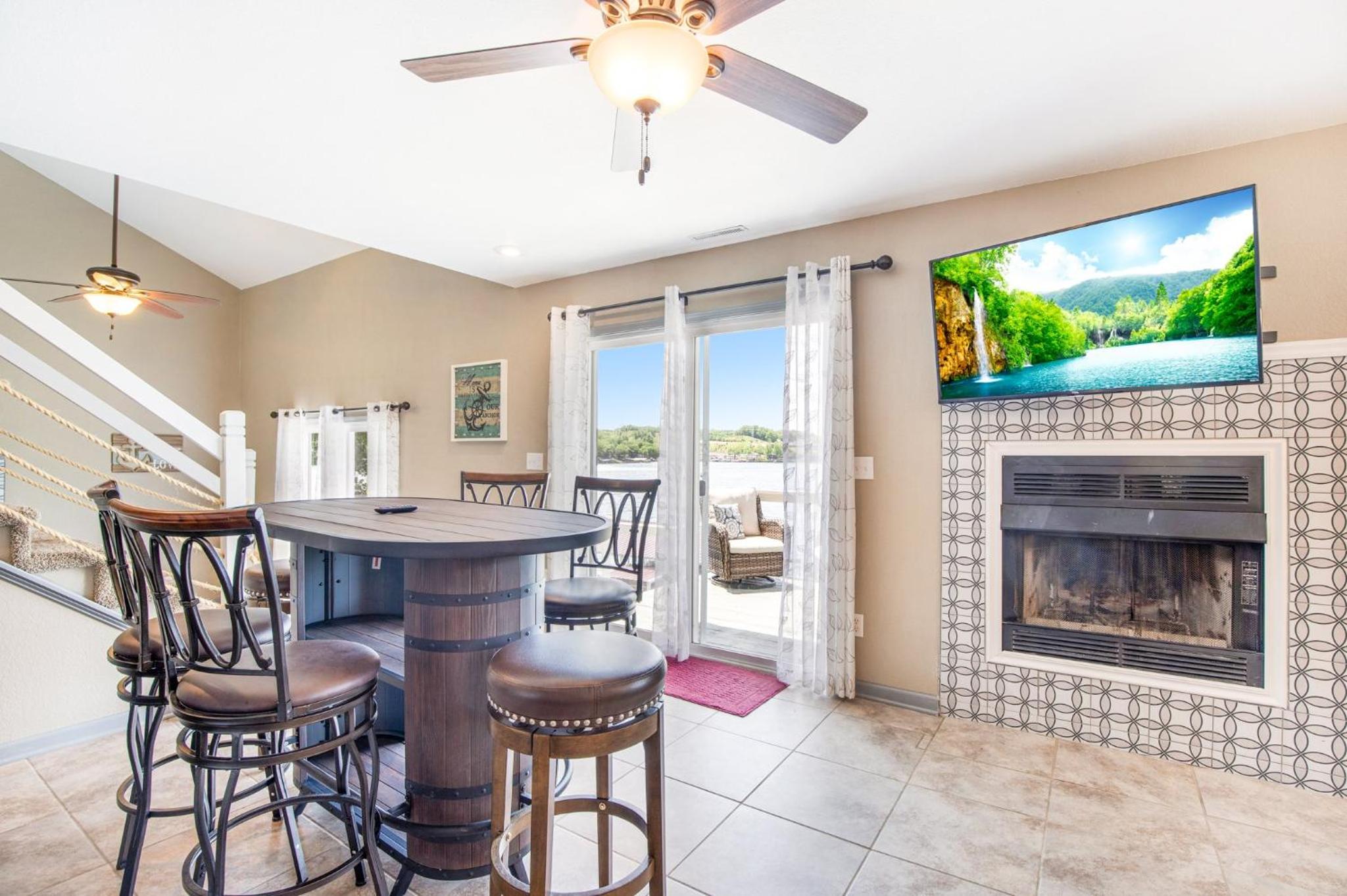 Private Lakefront Pool, Amazing Dock Sleeps 26