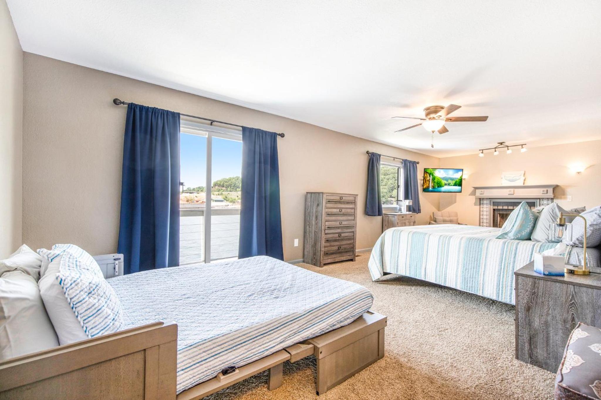 Private Lakefront Pool, Amazing Dock Sleeps 26