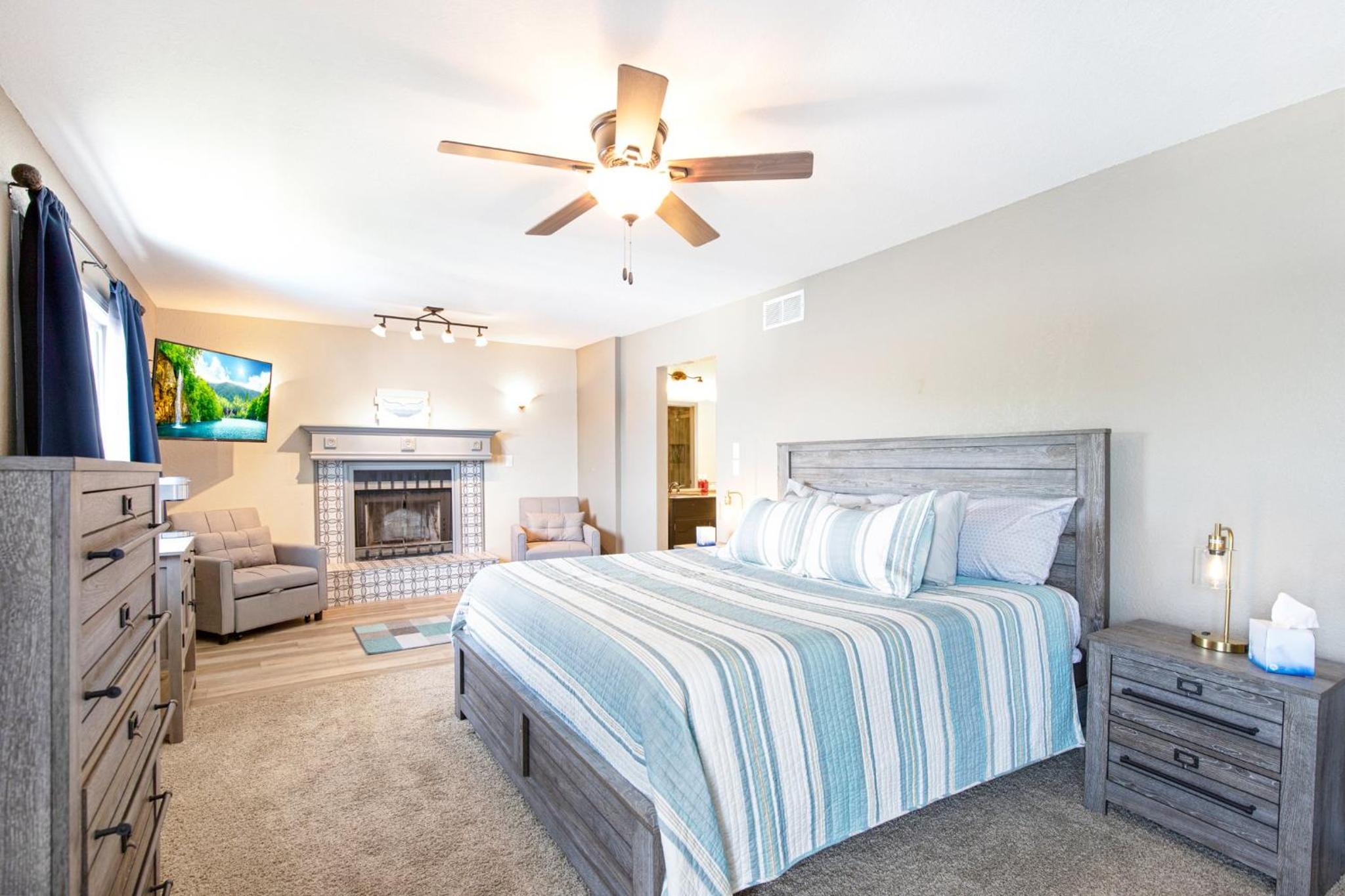 Private Lakefront Pool, Amazing Dock Sleeps 26