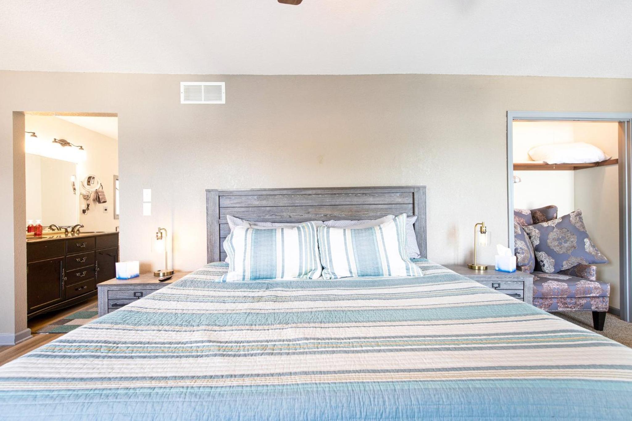 Private Lakefront Pool, Amazing Dock Sleeps 26