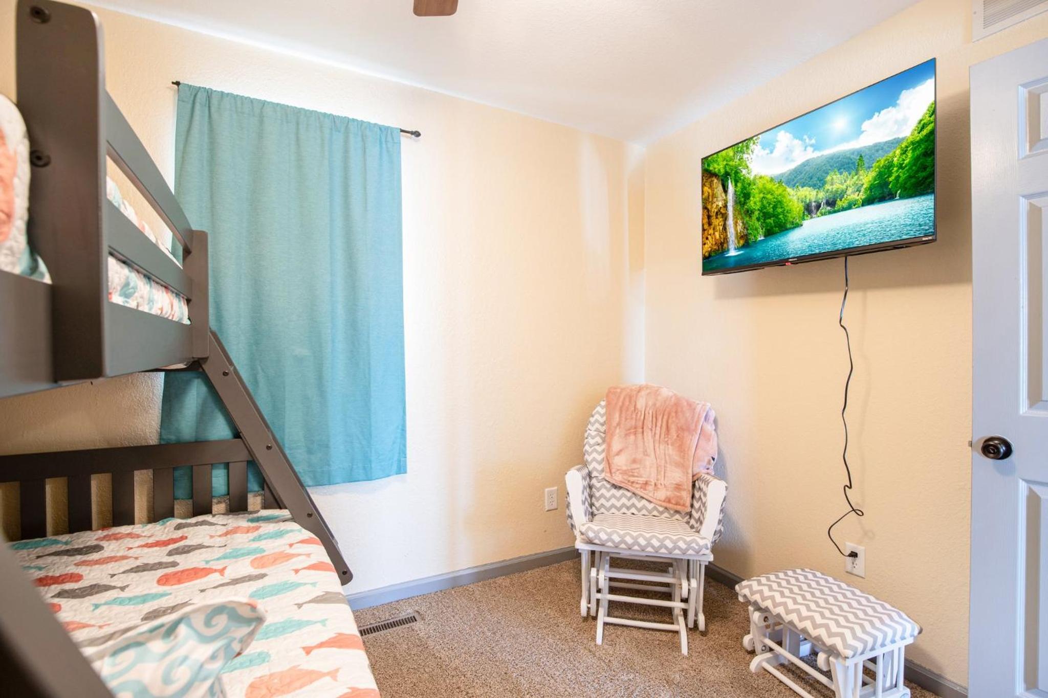 Private Lakefront Pool, Amazing Dock Sleeps 26