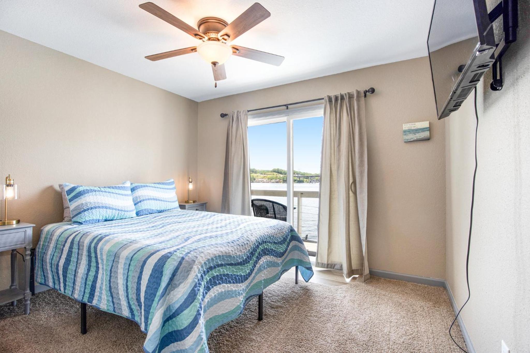 Private Lakefront Pool, Amazing Dock Sleeps 26