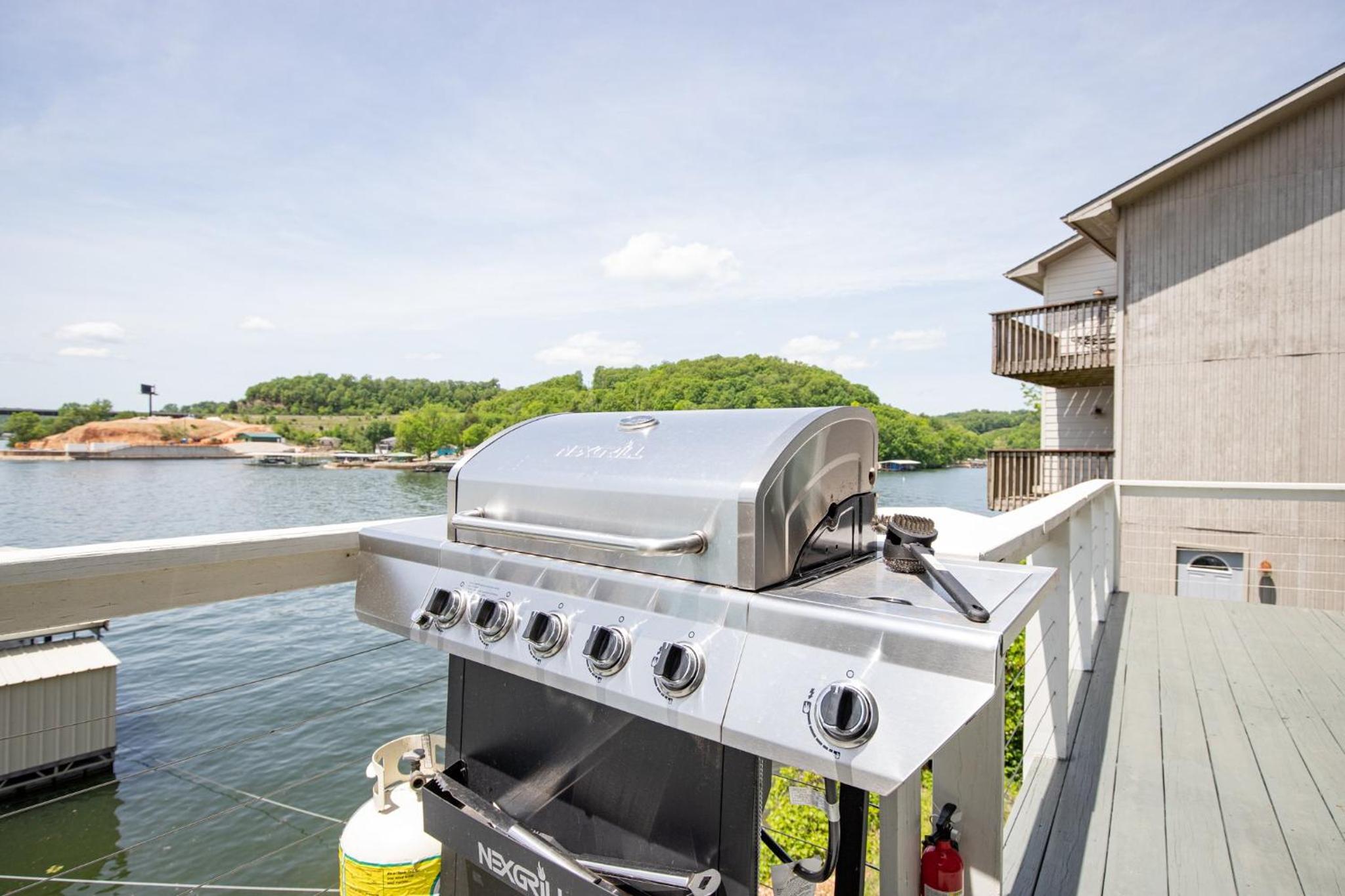 Private Lakefront Pool, Amazing Dock Sleeps 26