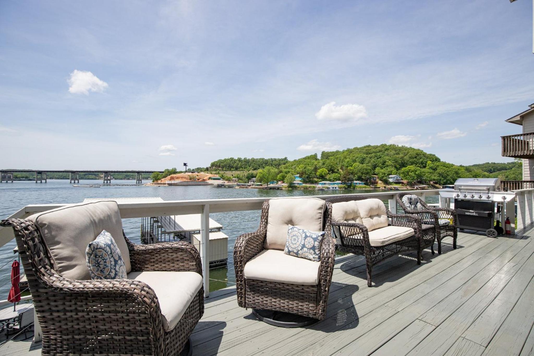 Private Lakefront Pool, Amazing Dock Sleeps 26