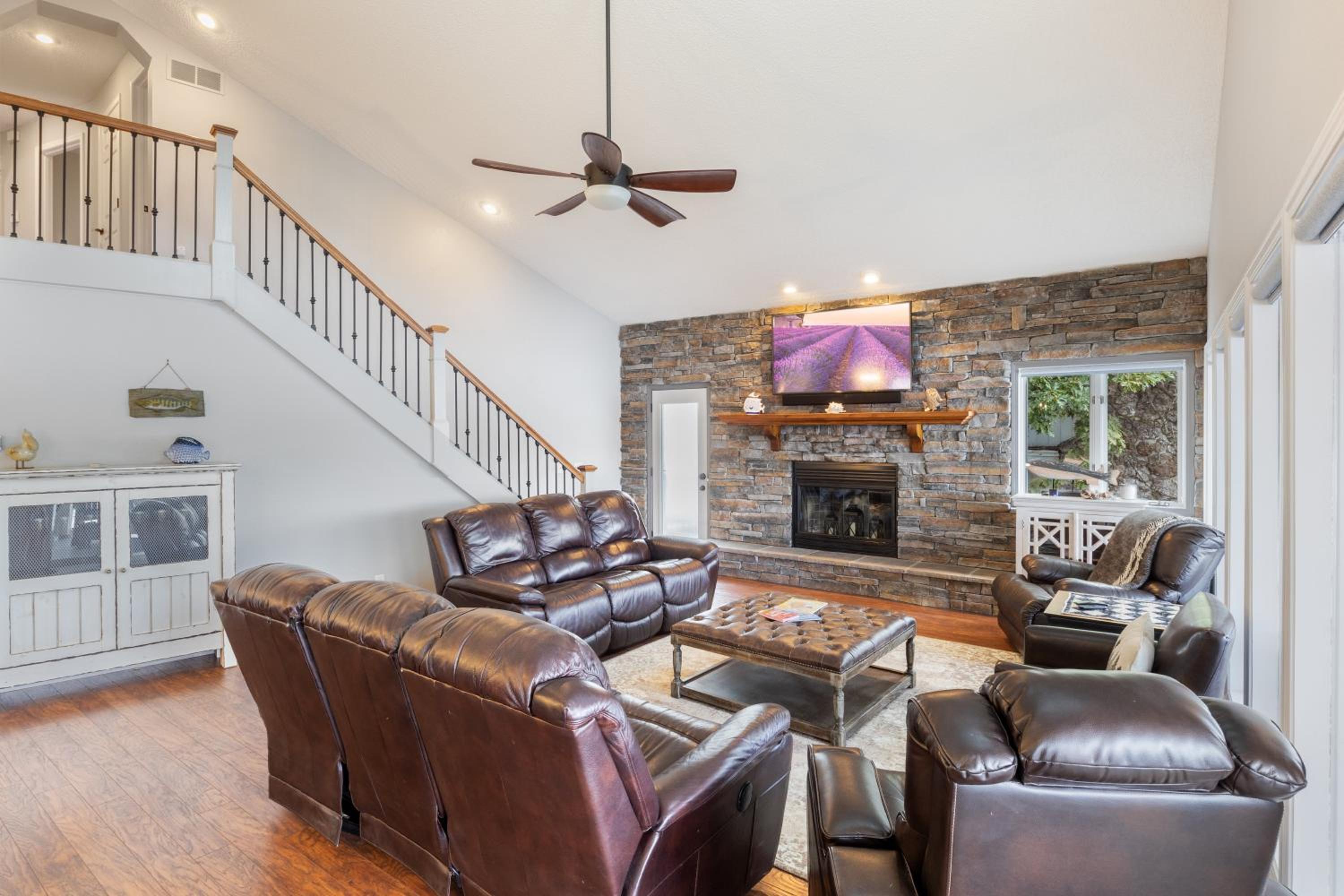 Incredible Views, Spacious Deck, Private Dock, Gas Grill, Games & Cards