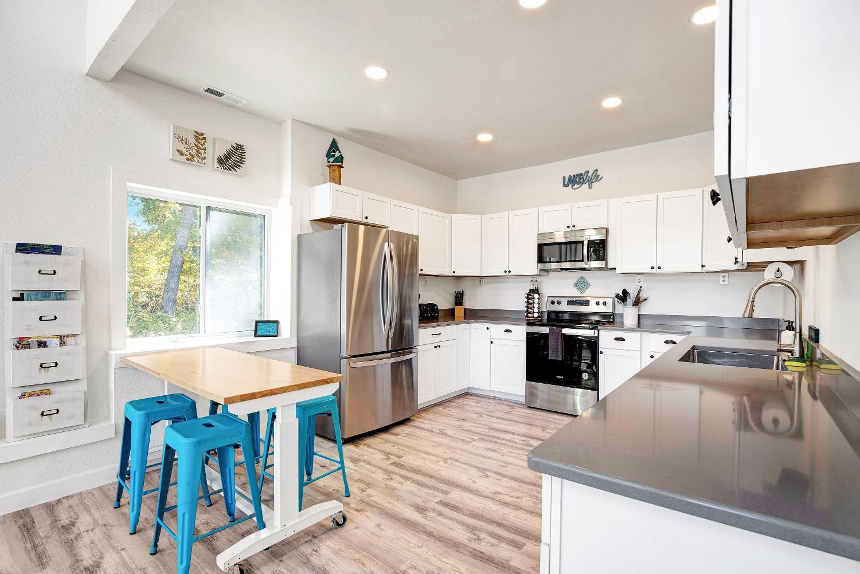 New Custom Home with Breathtaking Views!