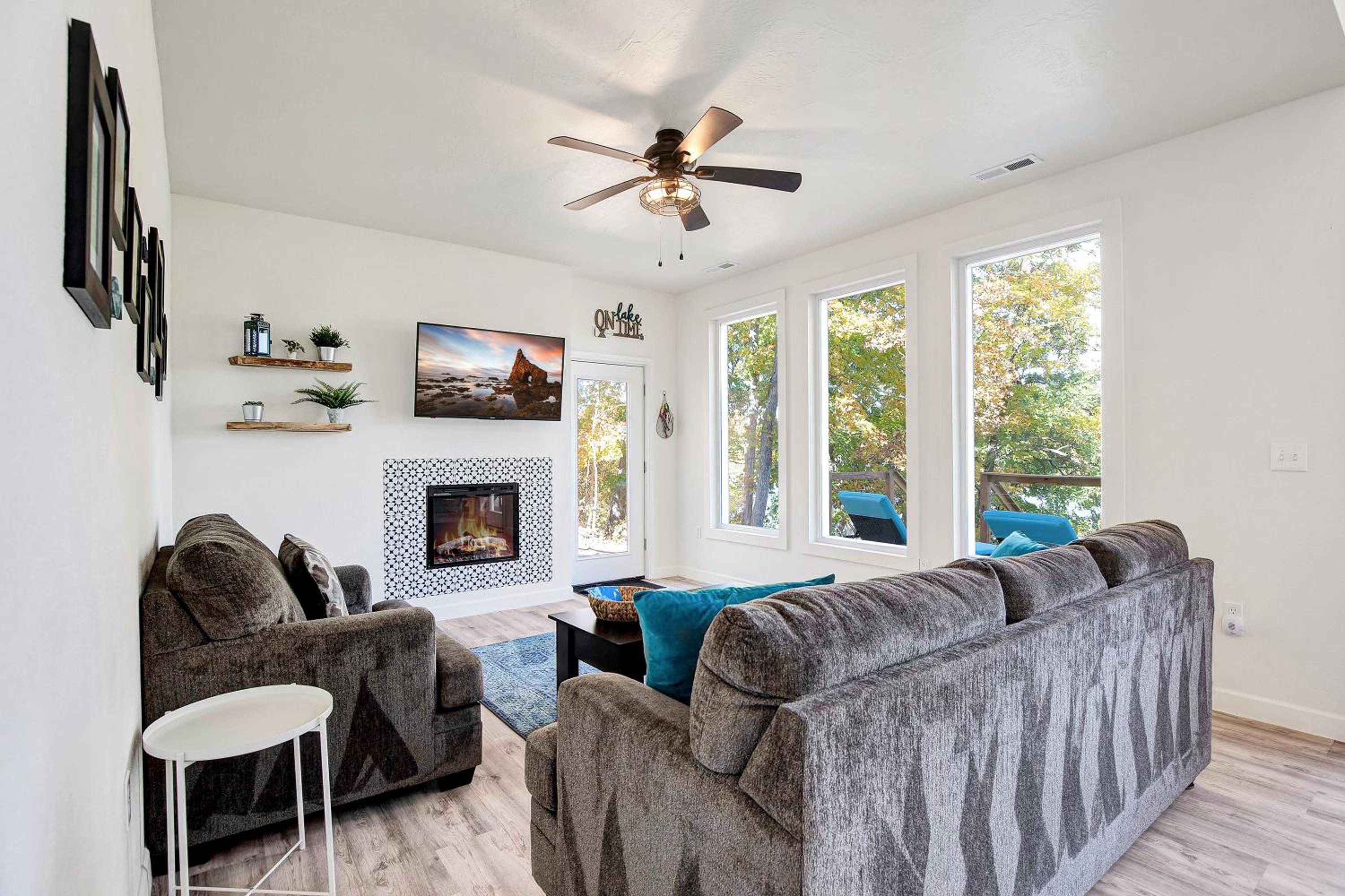 New Custom Home with Breathtaking Views!