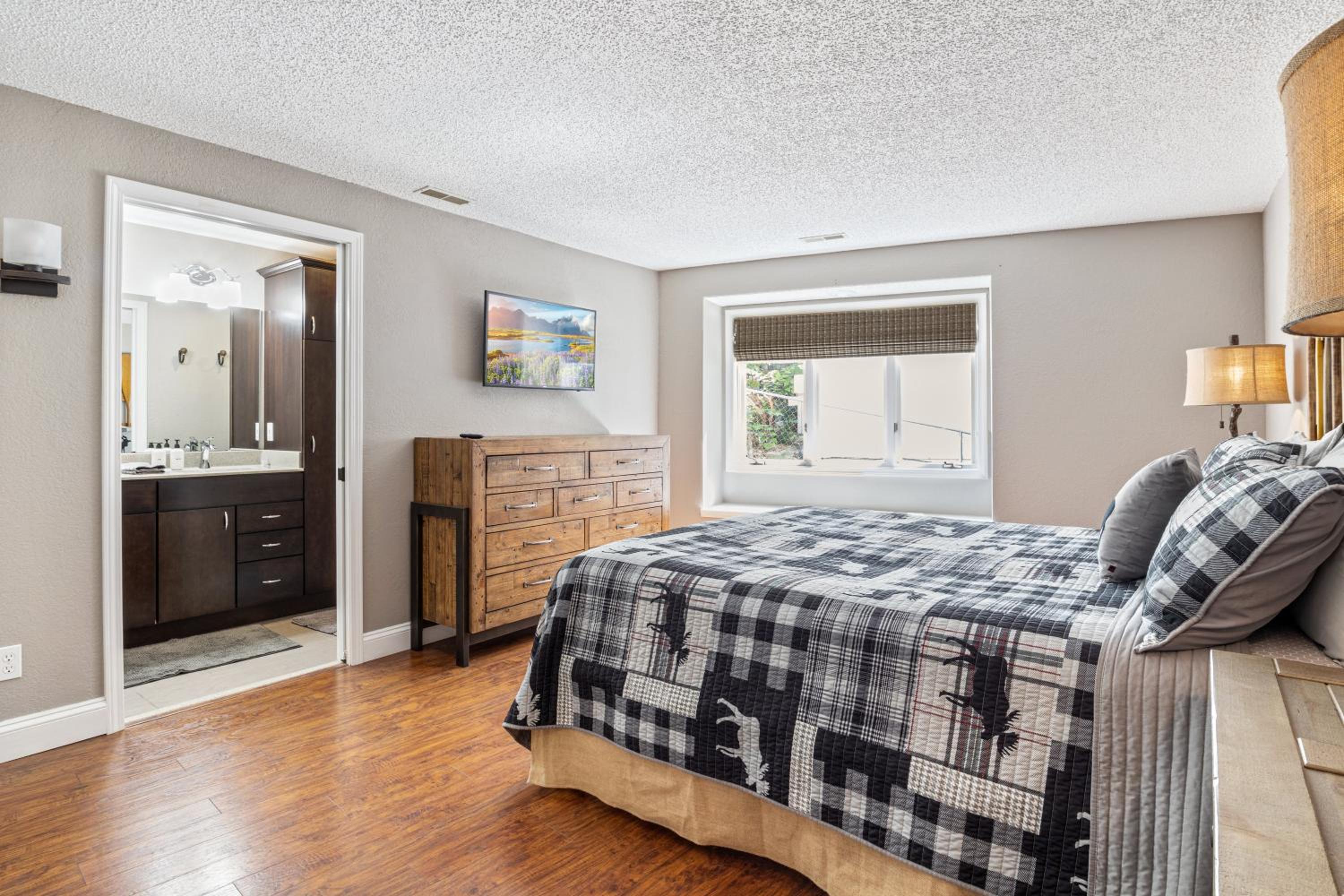 Incredible Views, Spacious Deck, Private Dock, Gas Grill, Games & Cards