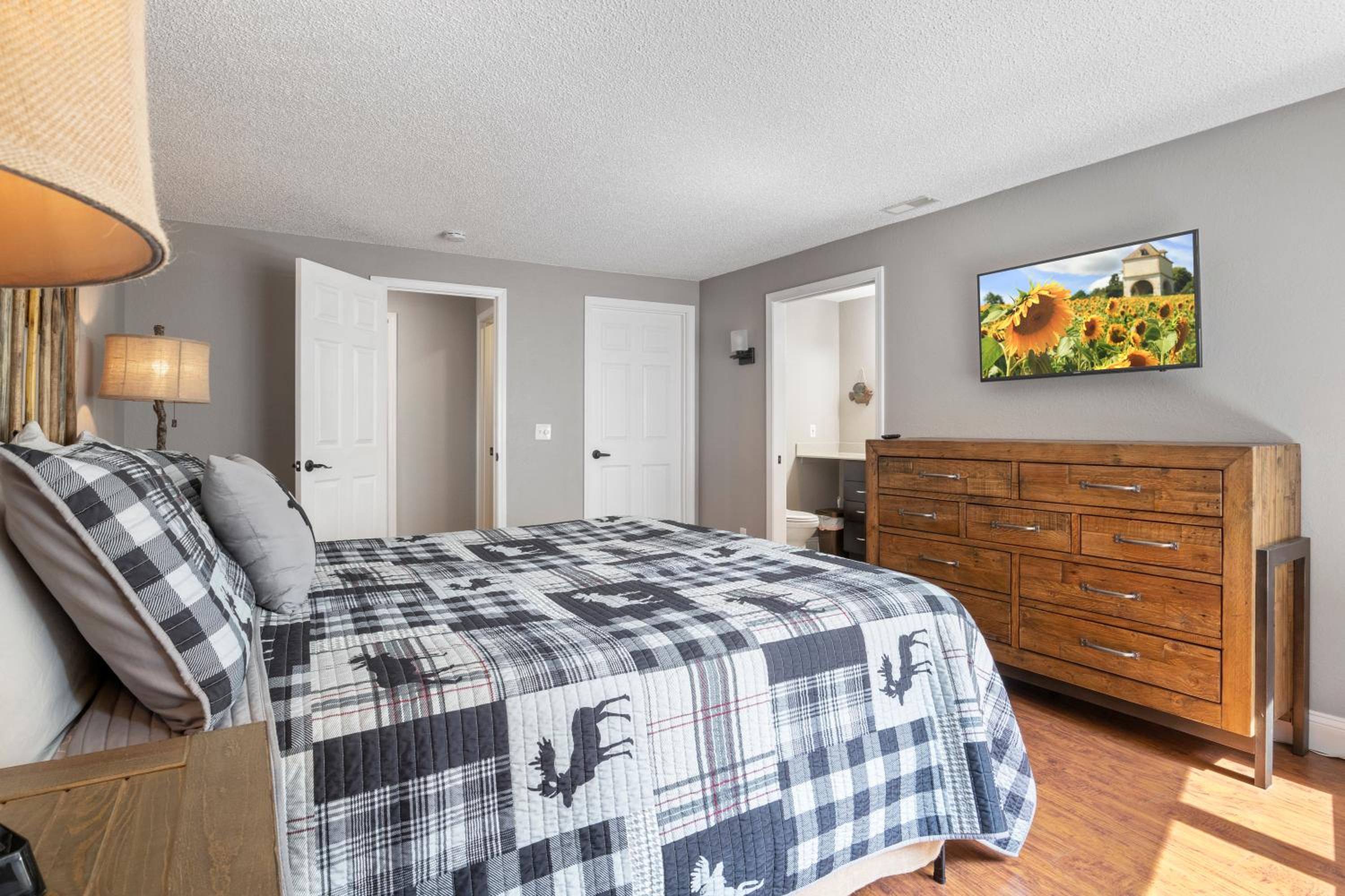 Incredible Views, Spacious Deck, Private Dock, Gas Grill, Games & Cards