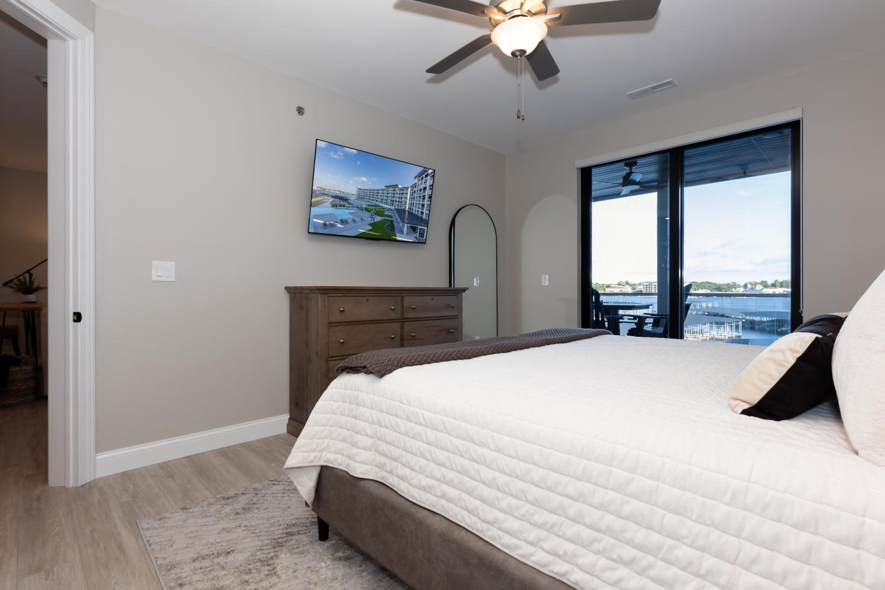 Topsider Condo w/ Stunning Lake Views, Shuffleboard & King Beds
