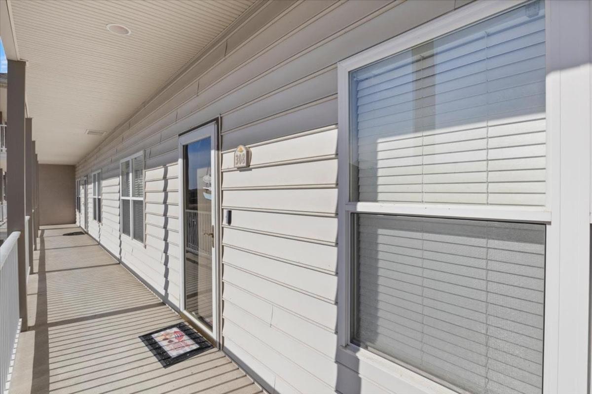 Lands End Condo with Amazing Main Channel Views, 2 Pools, Playground & Boat Slip