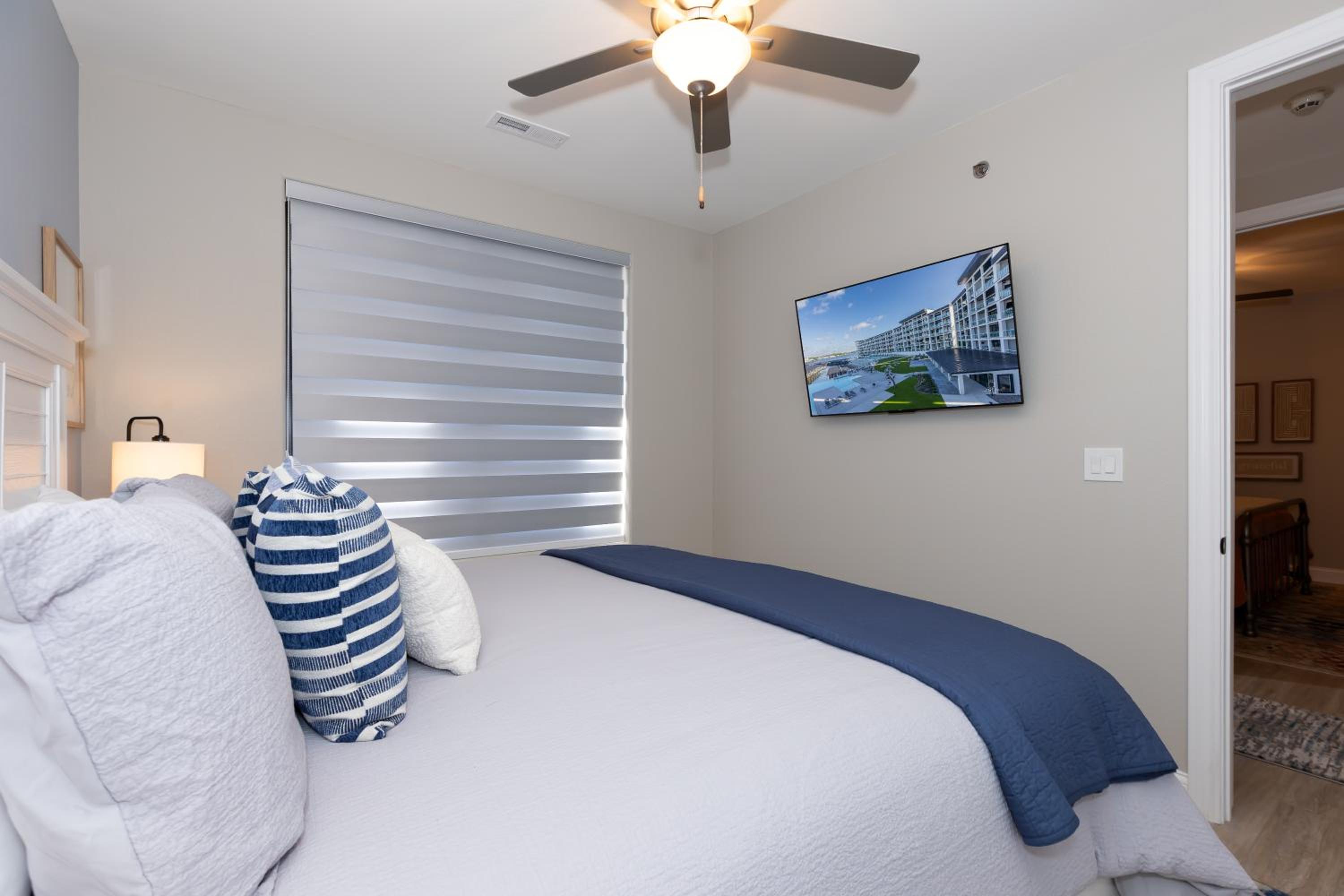 Topsider Condo w/ Stunning Lake Views, Shuffleboard & King Beds