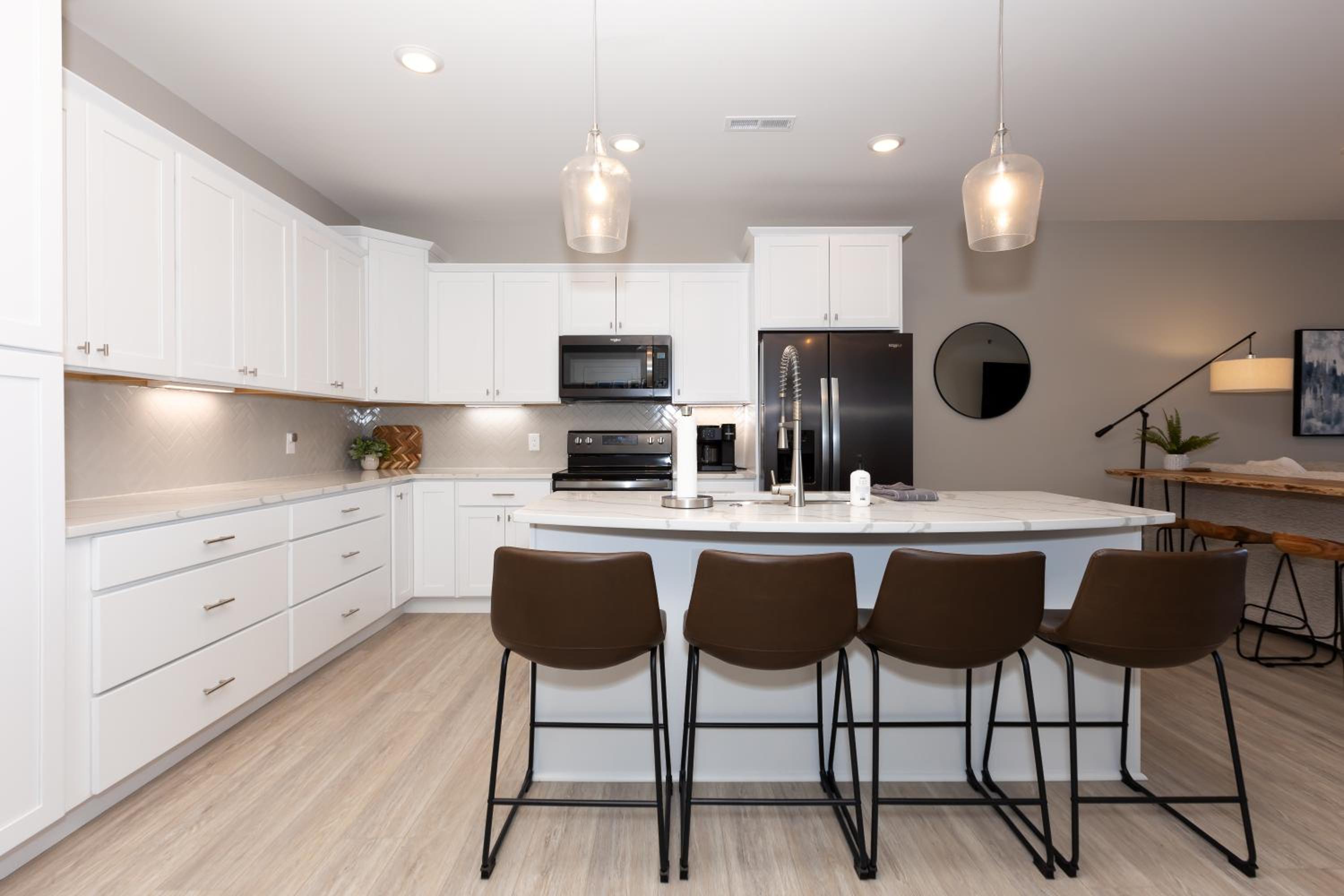 Topsider Condo w/ Stunning Lake Views, Shuffleboard & King Beds