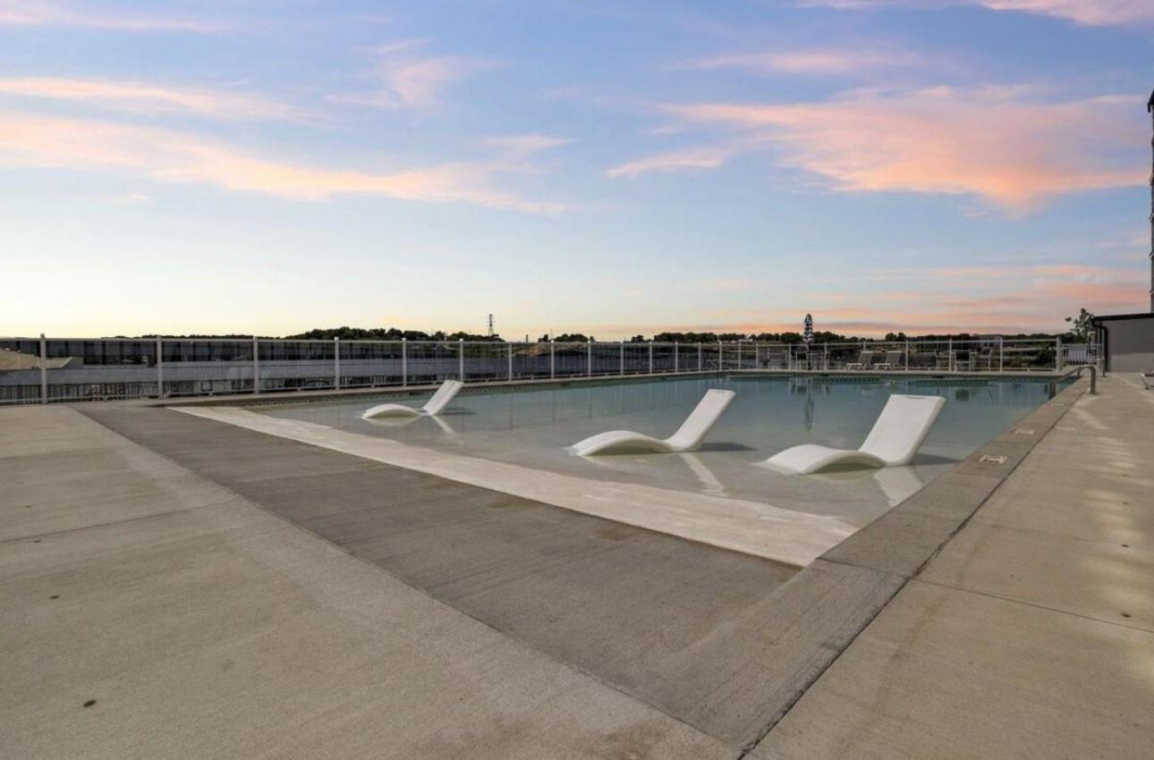 Topsider Condo w/ Stunning Lake Views, Shuffleboard & King Beds