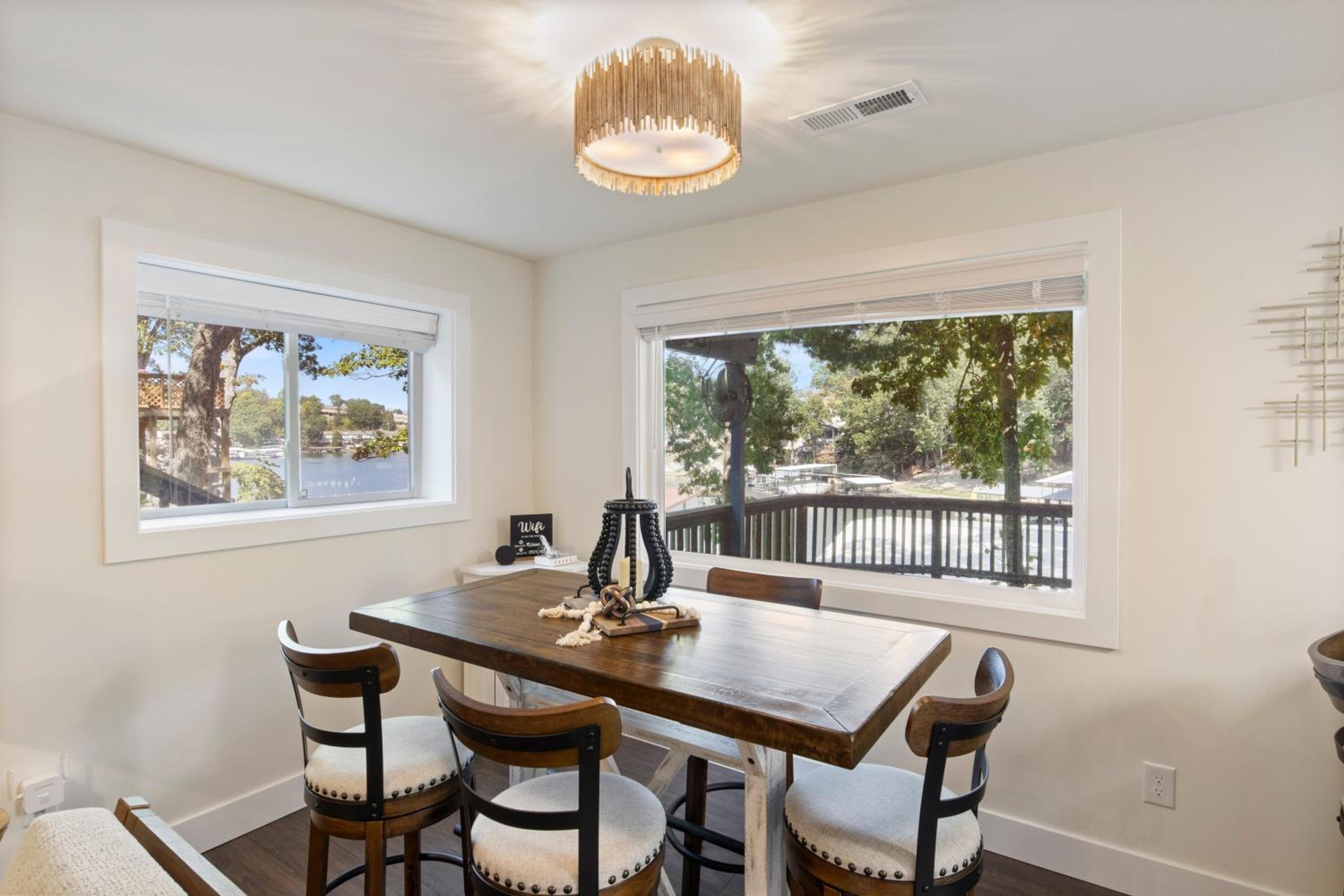 Minutes from the Strip - Nightlife and Dining!