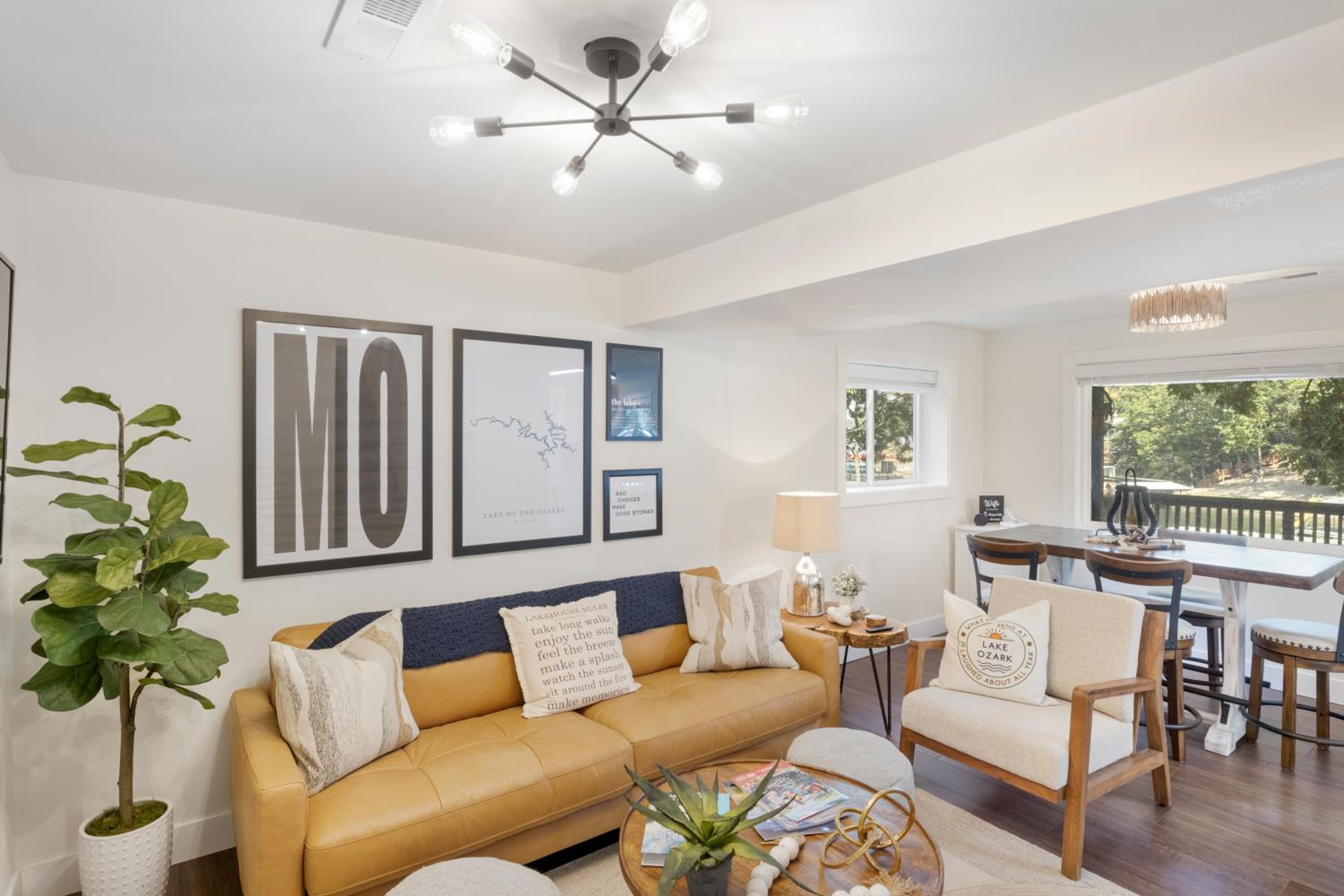 Minutes from the Strip - Nightlife and Dining!