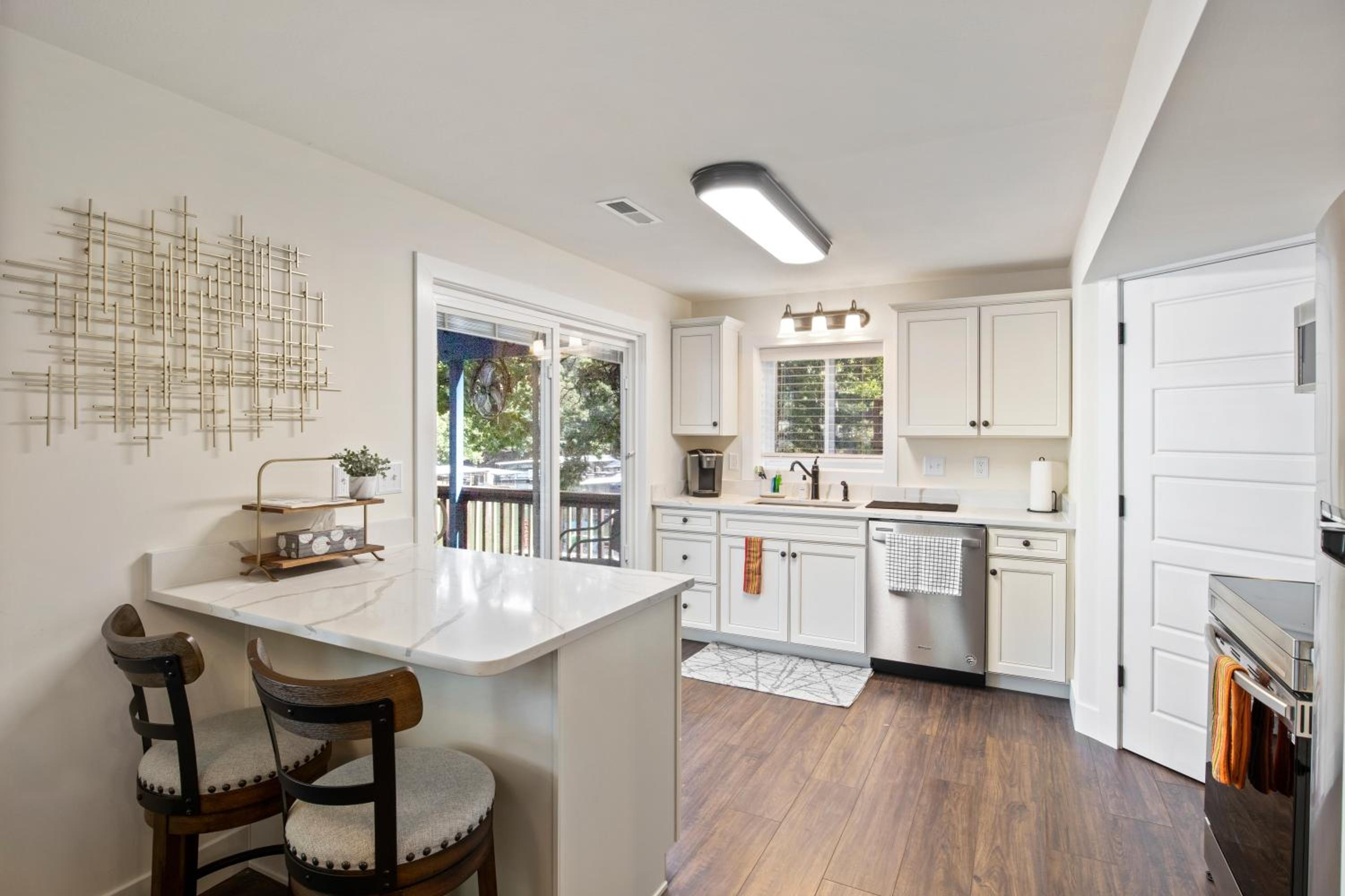 Minutes from the Strip - Nightlife and Dining!