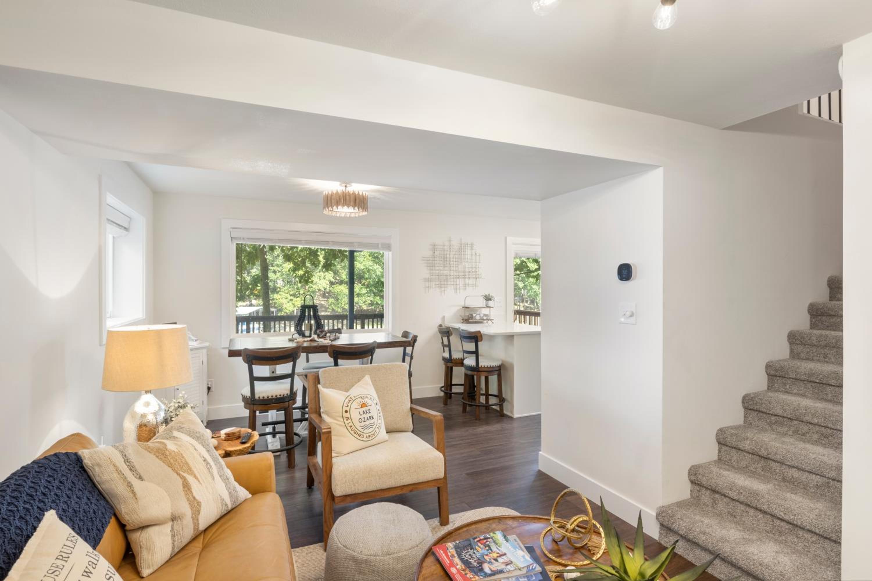 Minutes from the Strip - Nightlife and Dining!