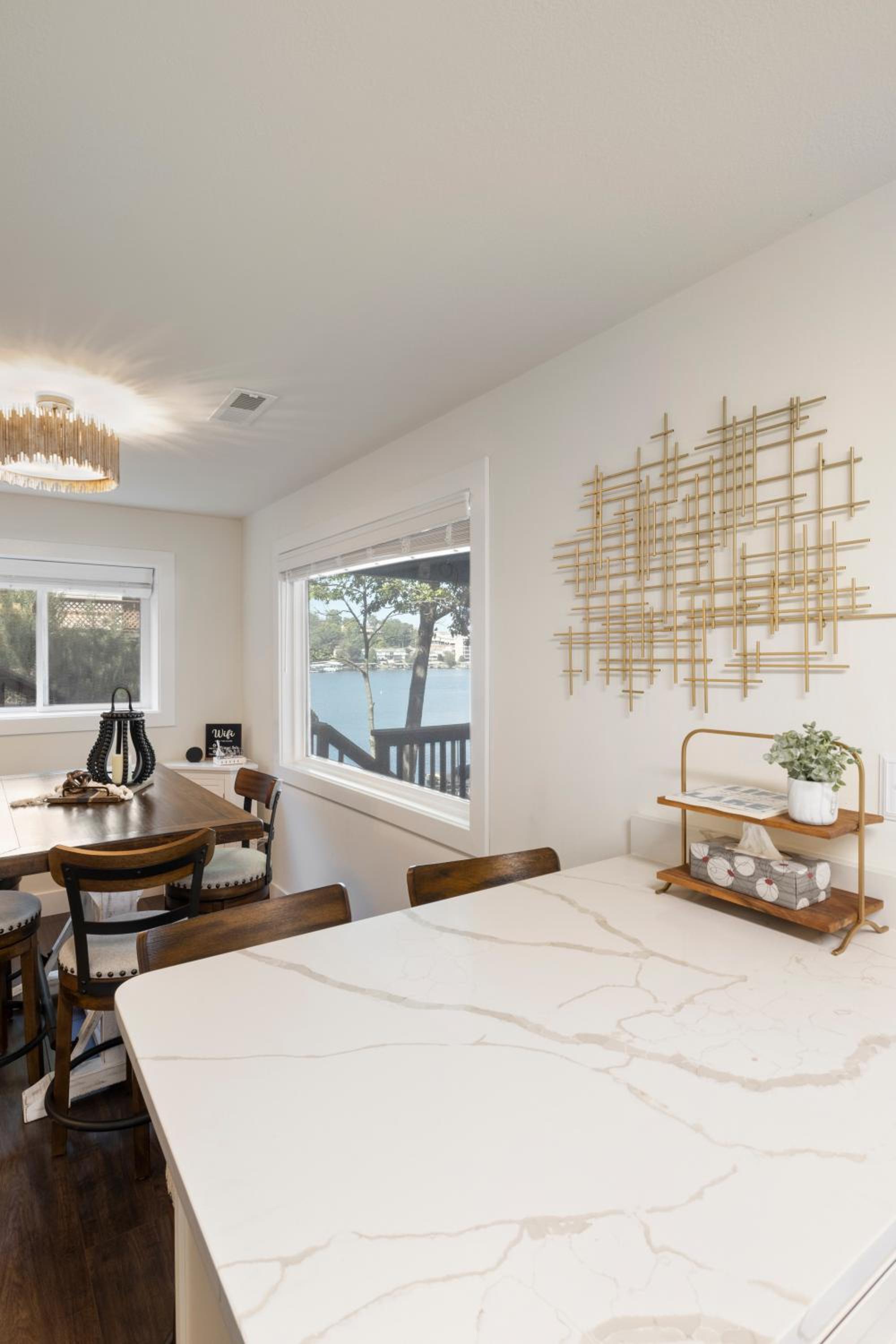 Minutes from the Strip - Nightlife and Dining!