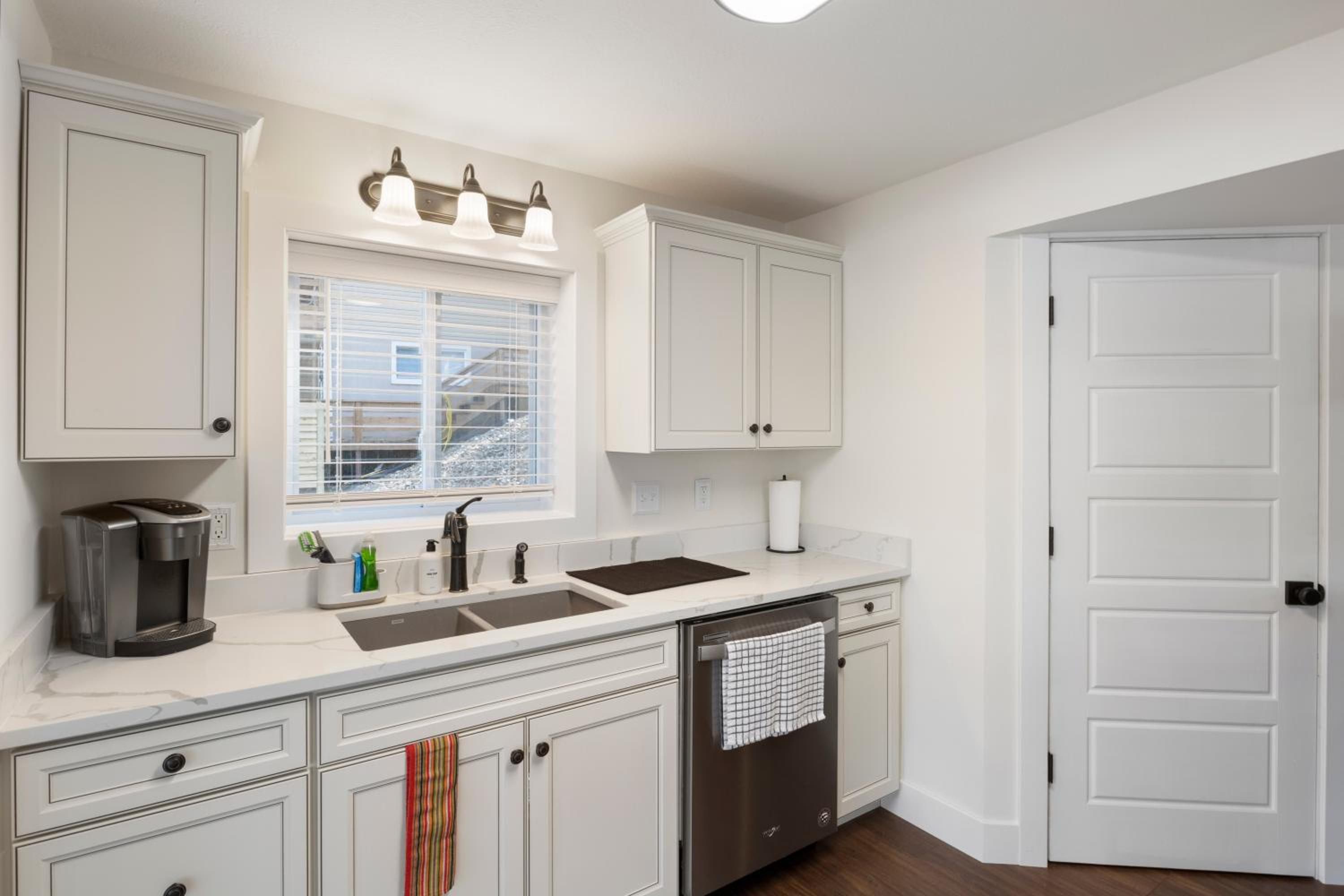 Minutes from the Strip - Nightlife and Dining!