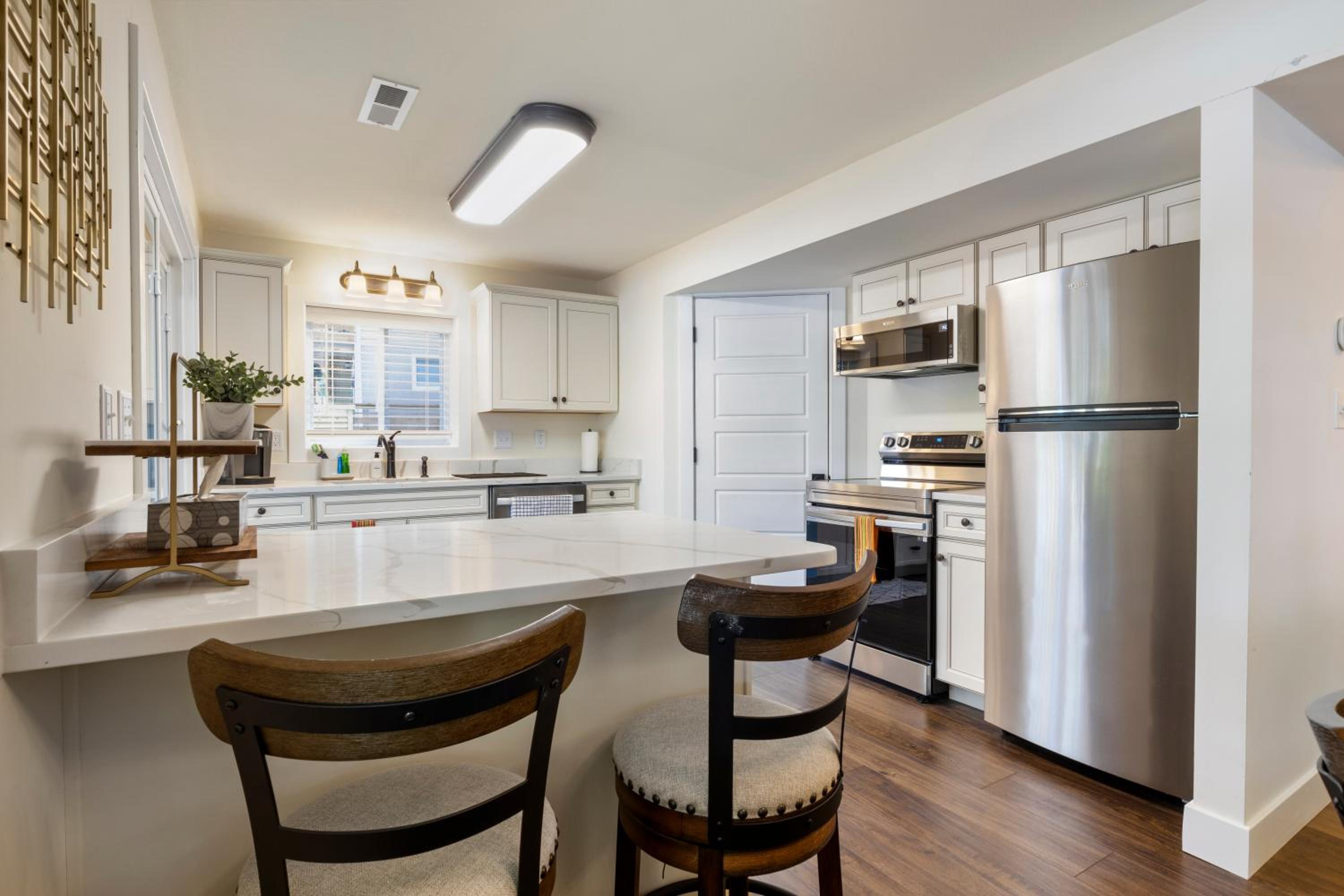 Minutes from the Strip - Nightlife and Dining!