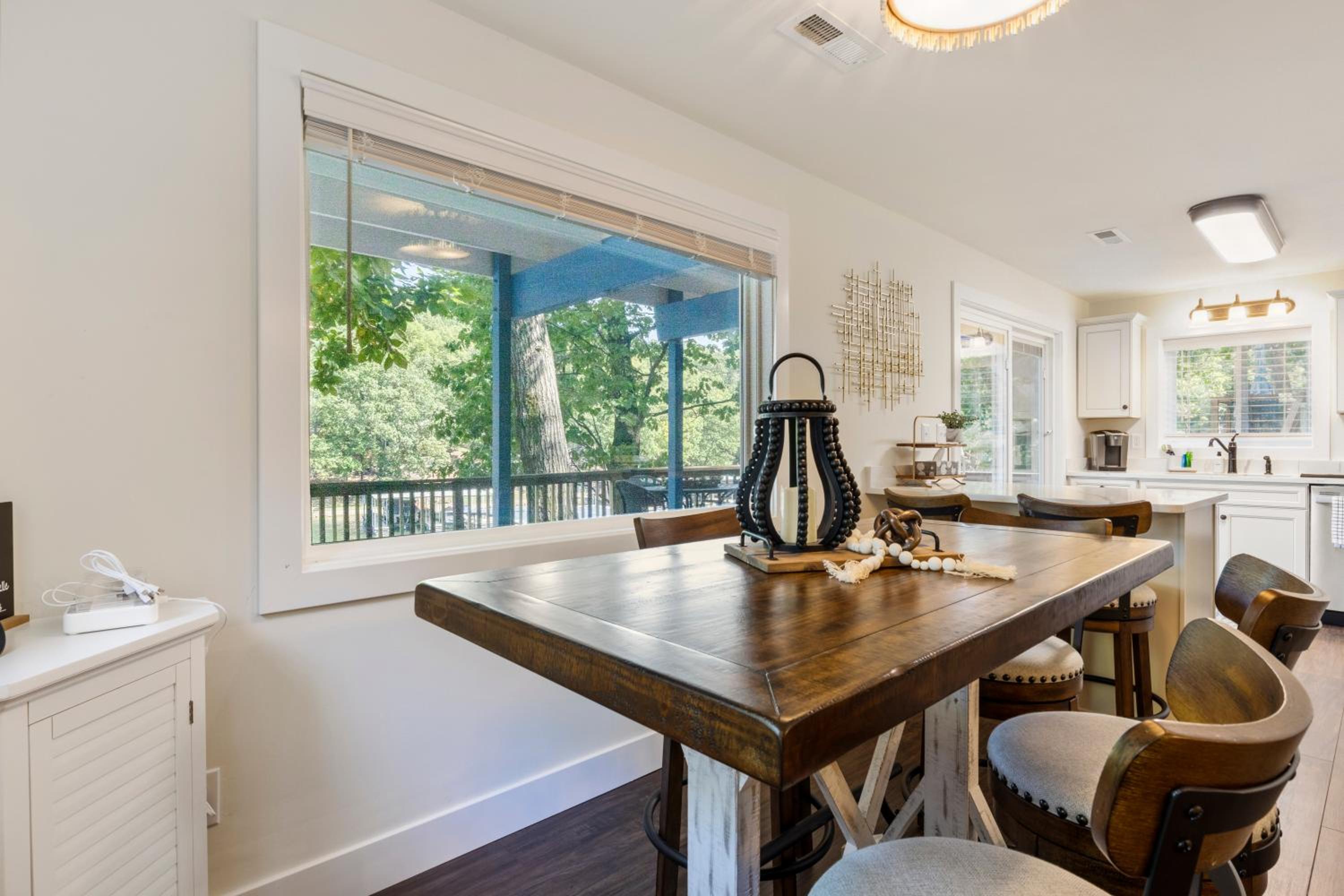 Minutes from the Strip - Nightlife and Dining!