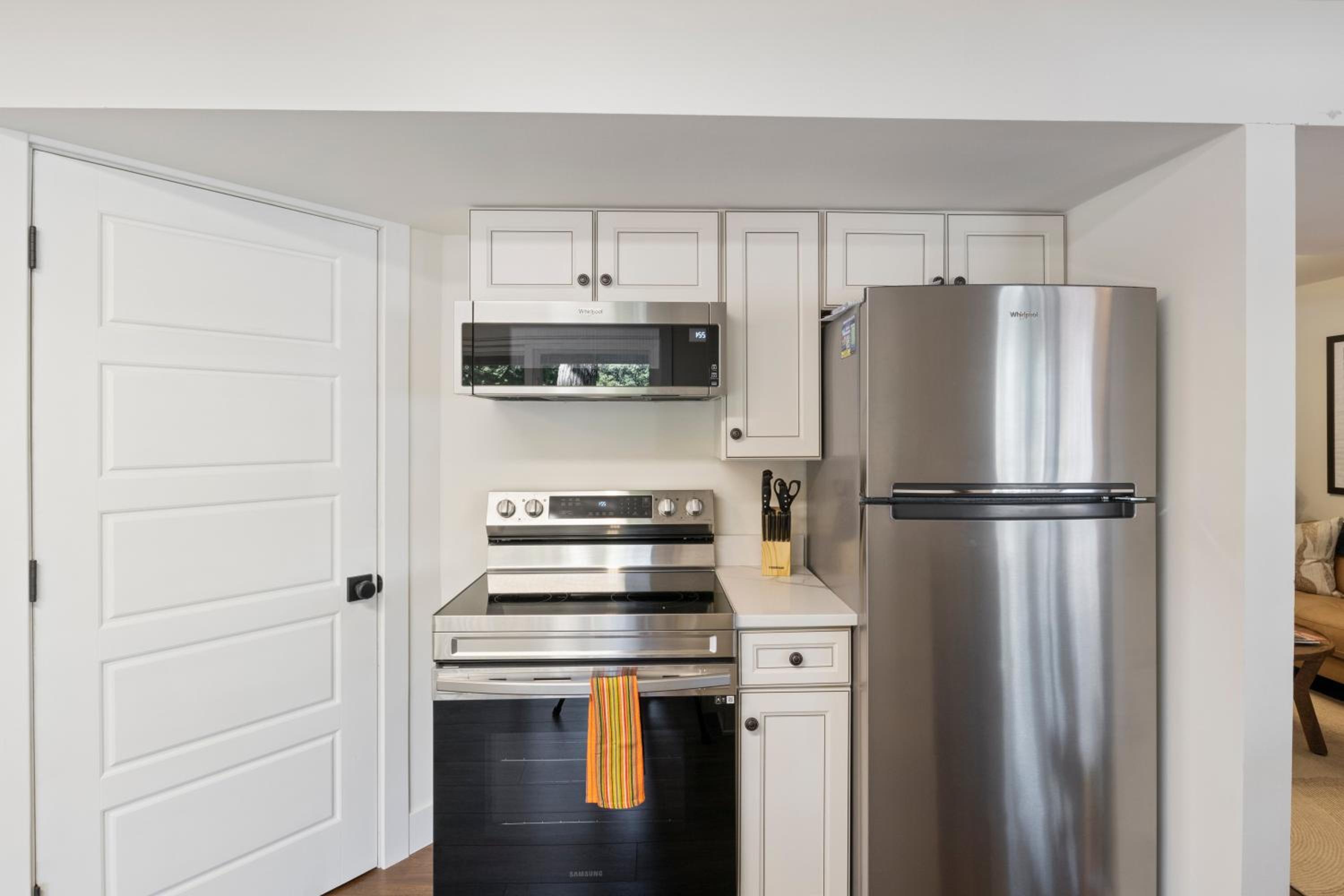 Minutes from the Strip - Nightlife and Dining!