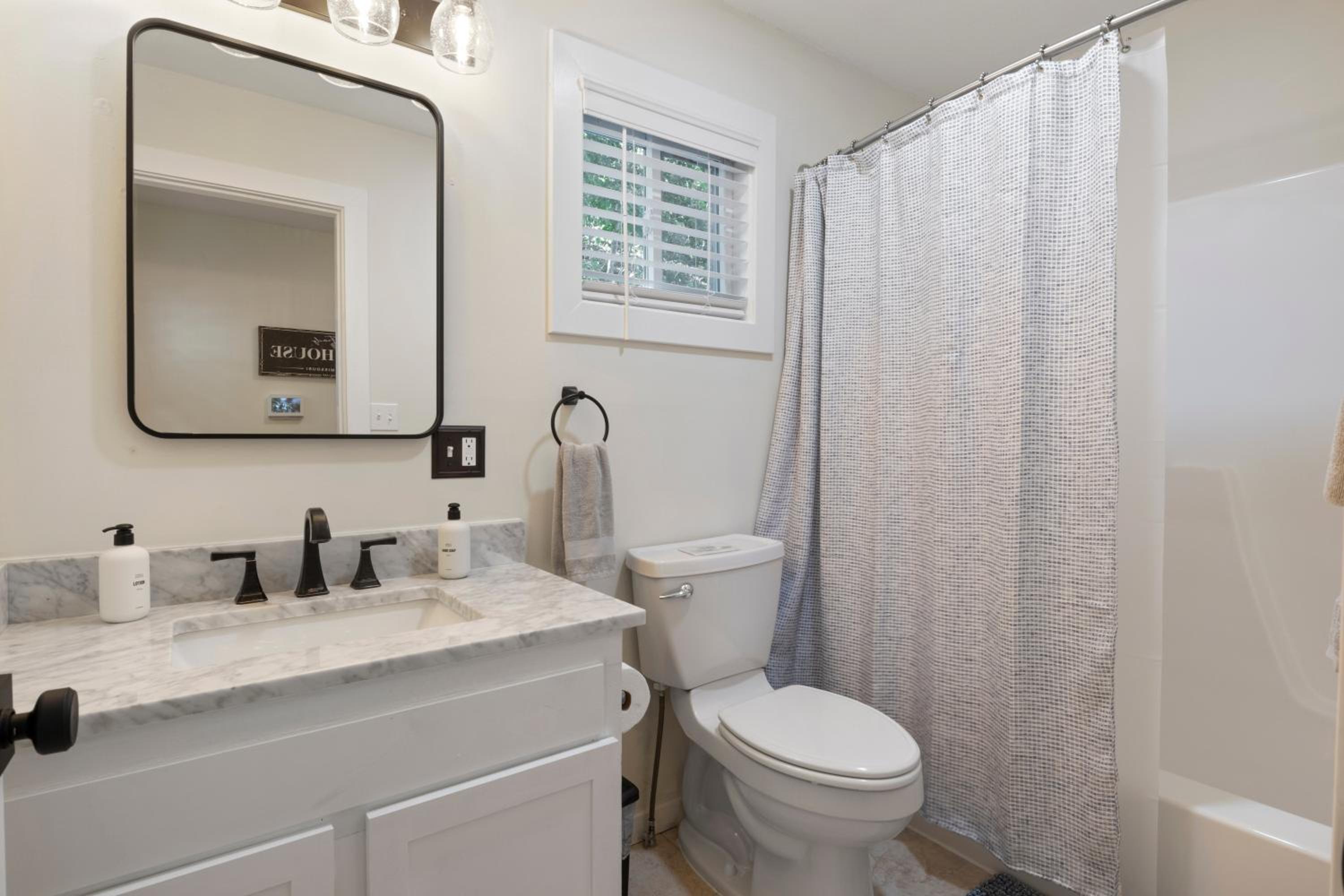 Minutes from the Strip - Nightlife and Dining!