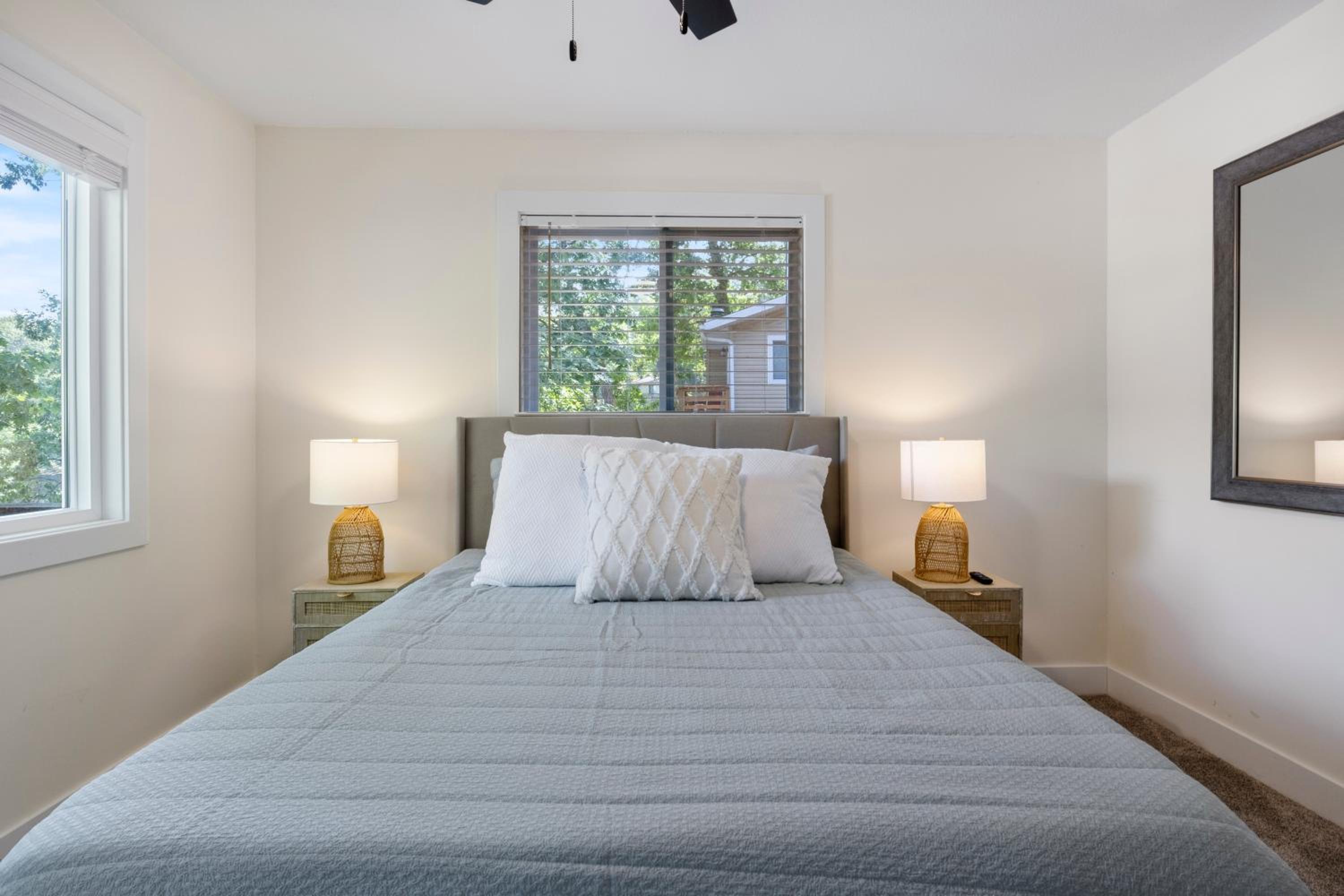 Minutes from the Strip - Nightlife and Dining!