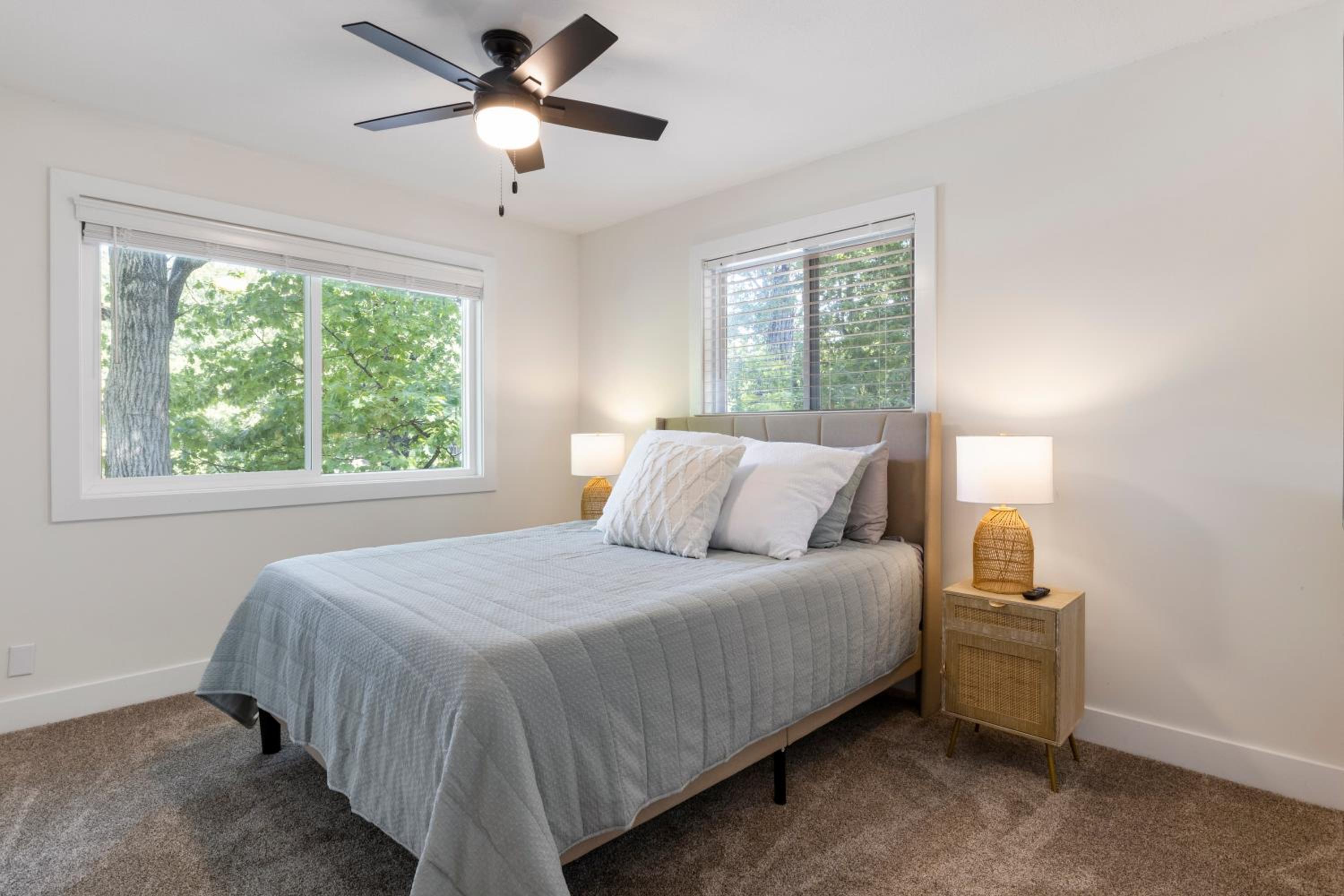 Minutes from the Strip - Nightlife and Dining!