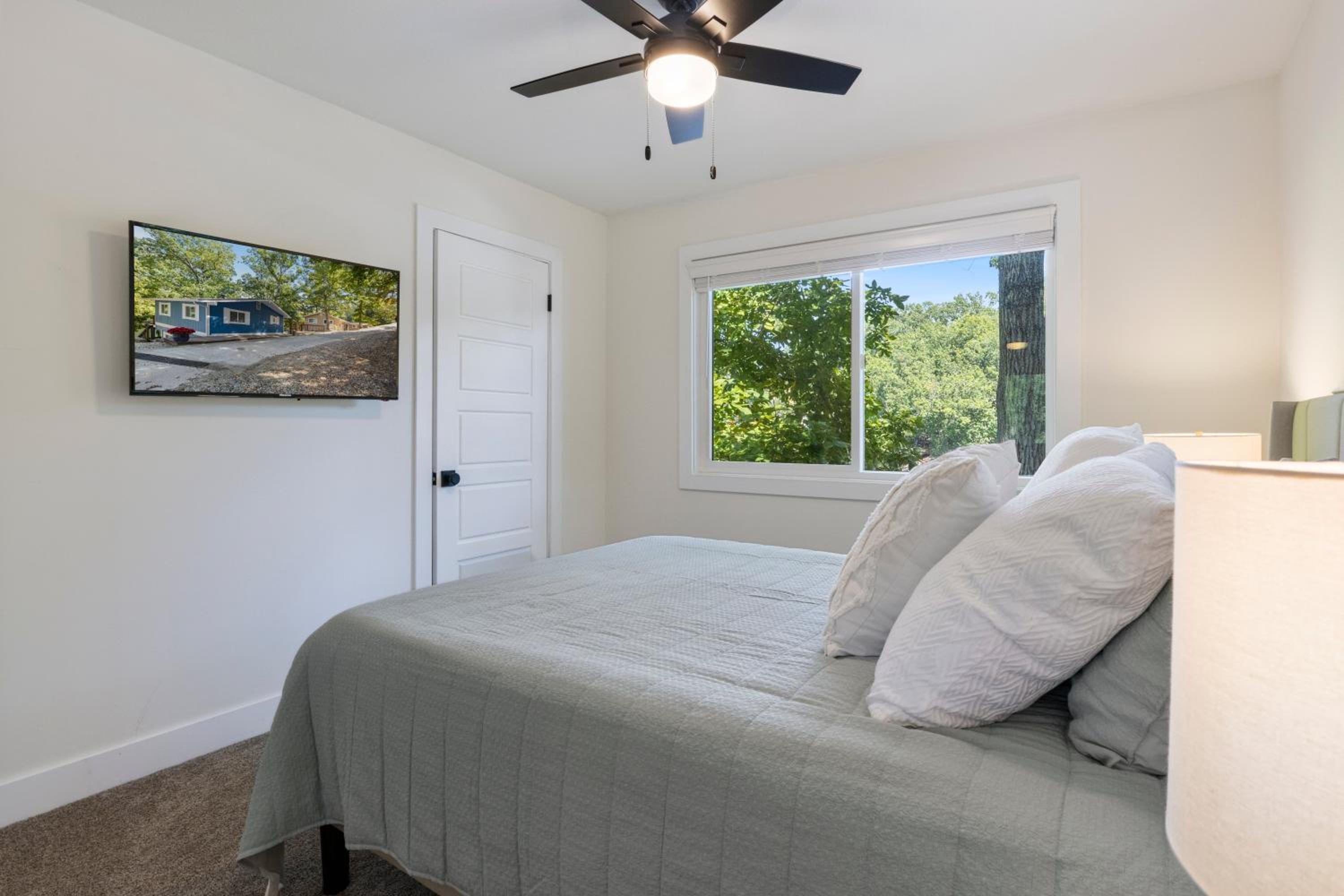 Minutes from the Strip - Nightlife and Dining!