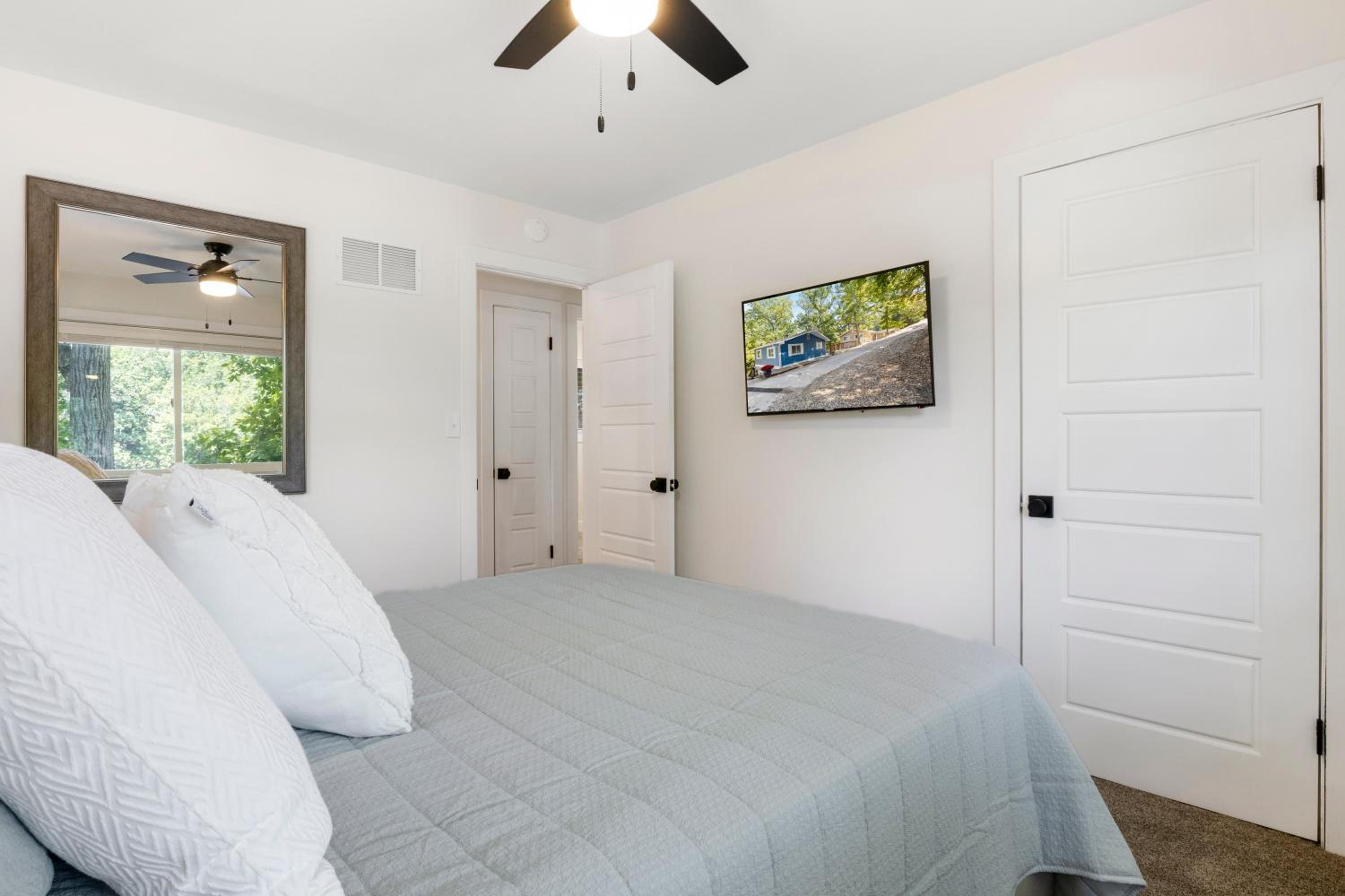Minutes from the Strip - Nightlife and Dining!