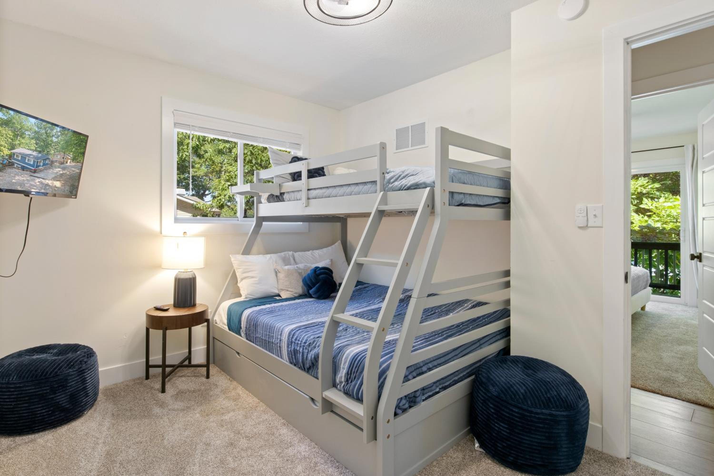 Minutes from the Strip - Nightlife and Dining!