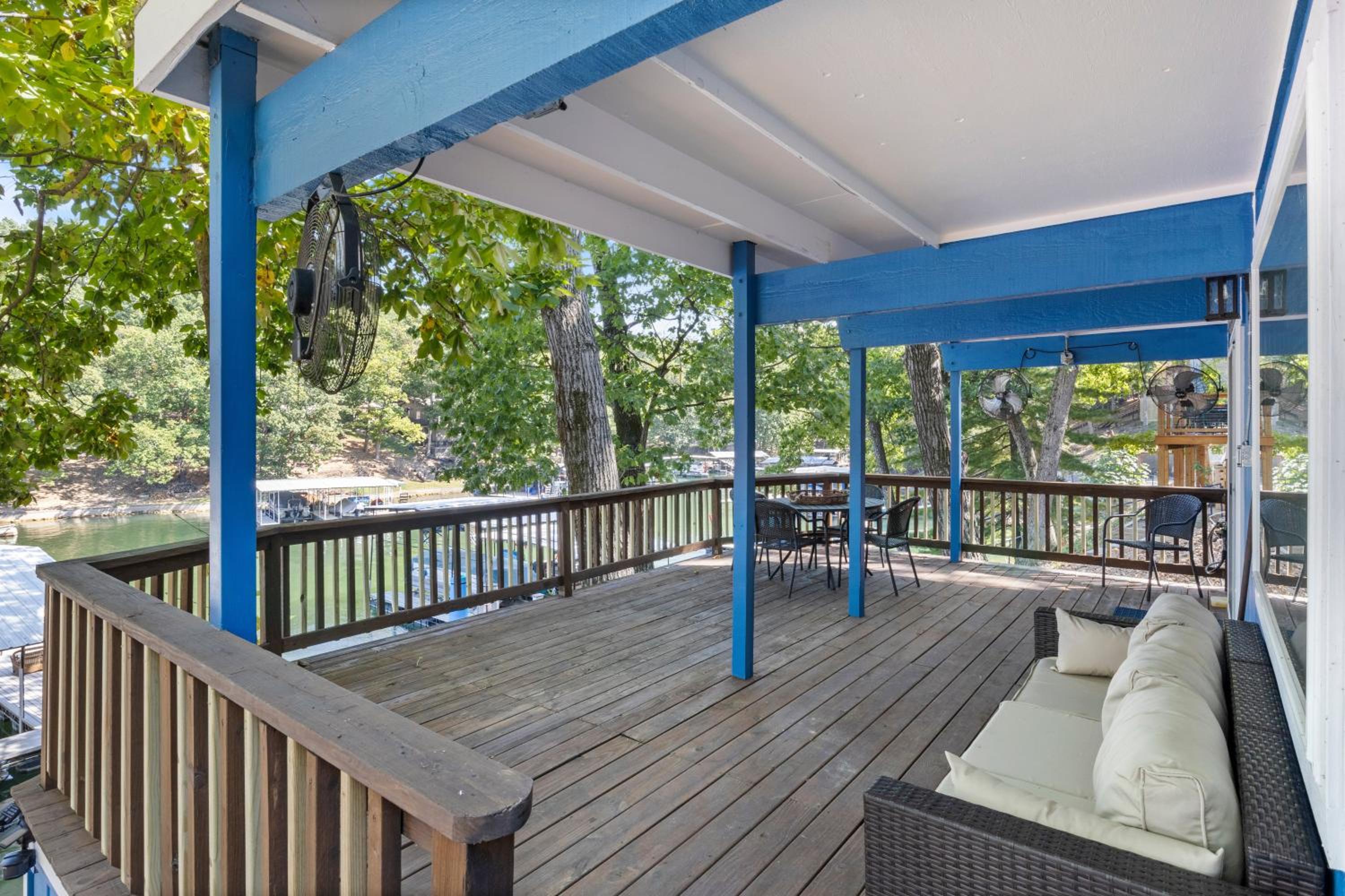 Minutes from the Strip - Nightlife and Dining!