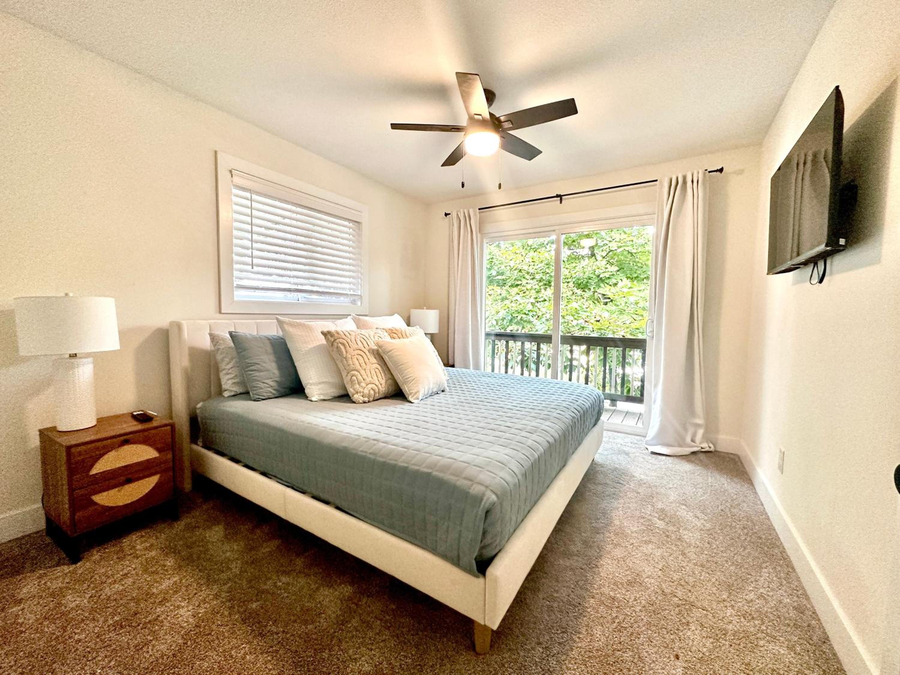 Minutes from the Strip - Nightlife and Dining!