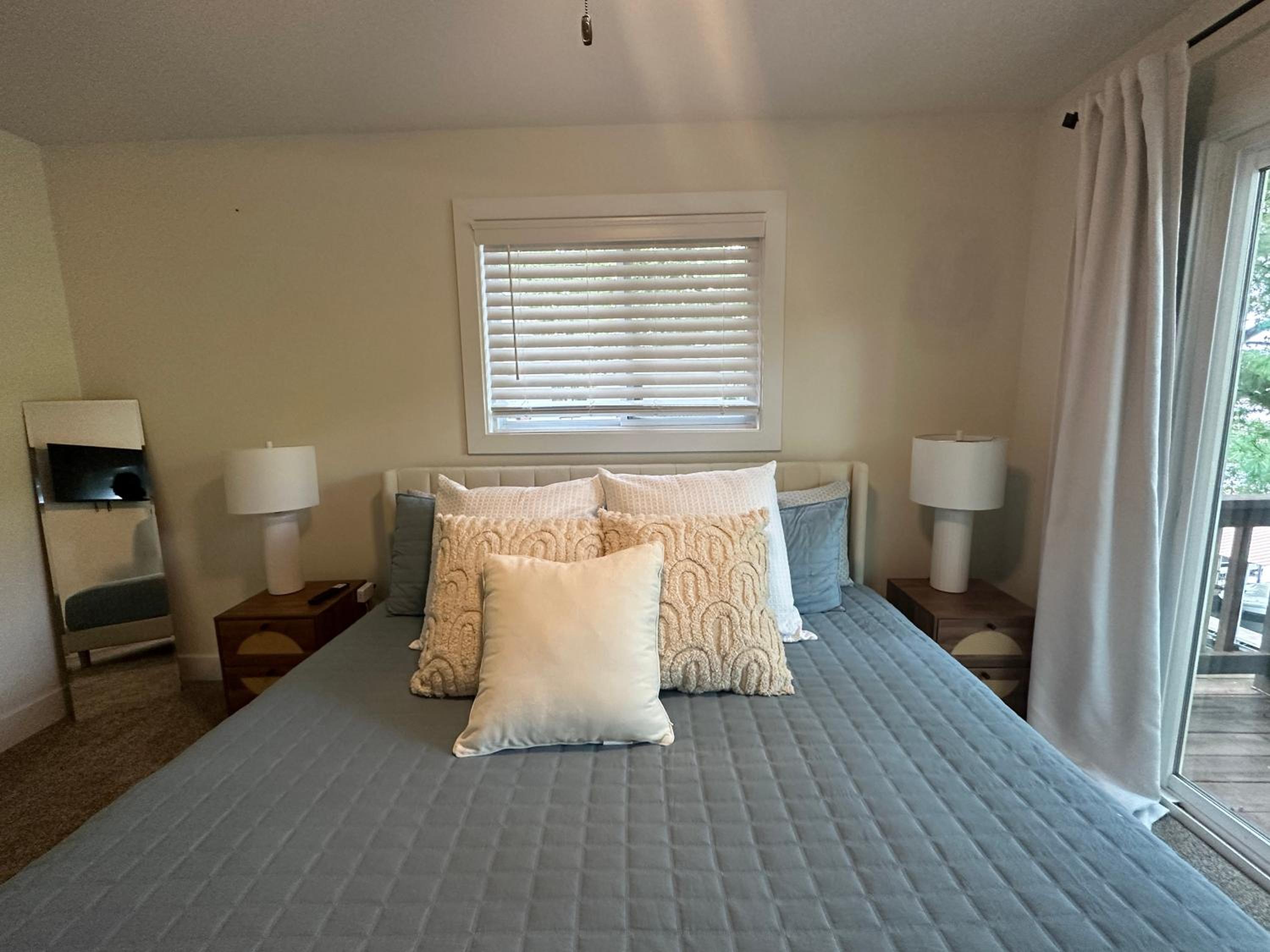 Minutes from the Strip - Nightlife and Dining!