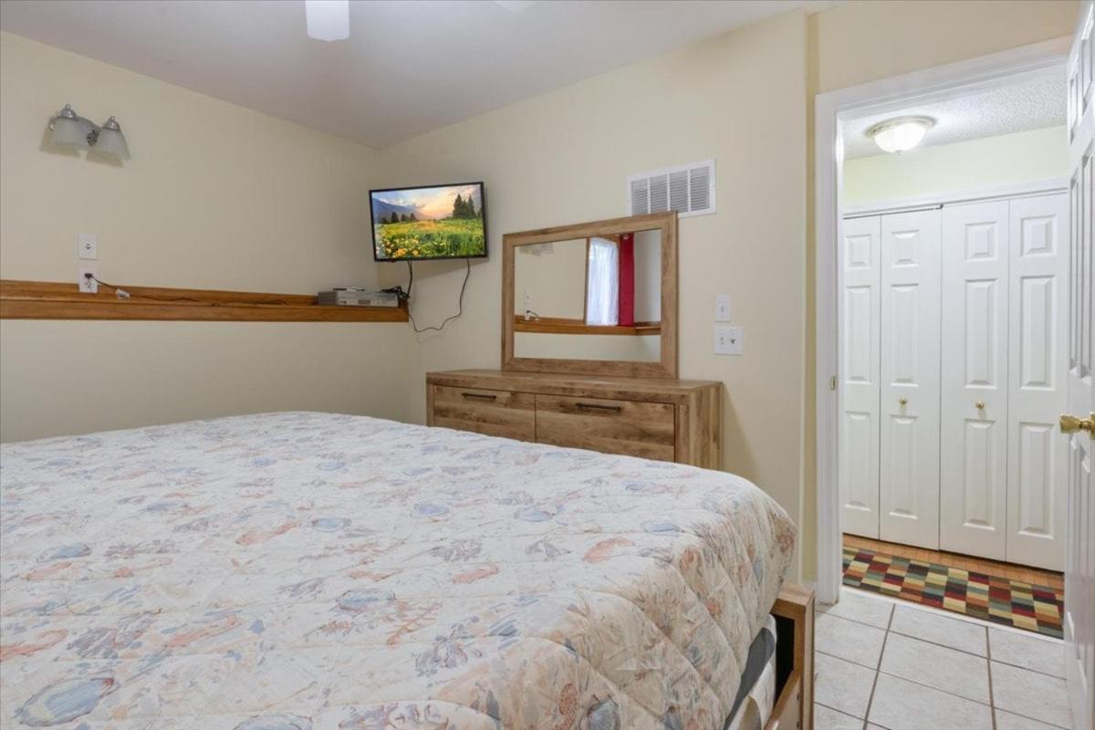 Lakefront Escape, Sunrise Views, Boat Slip & Community Dock Access