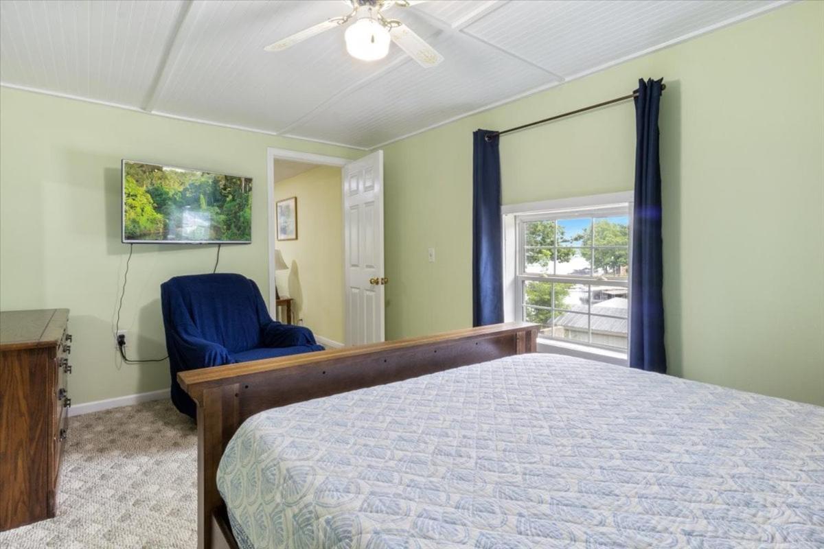 Lakefront Escape, Sunrise Views, Boat Slip & Community Dock Access