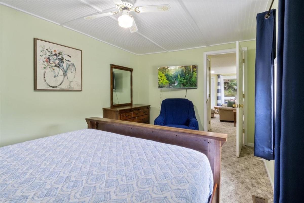 Lakefront Escape, Sunrise Views, Boat Slip & Community Dock Access