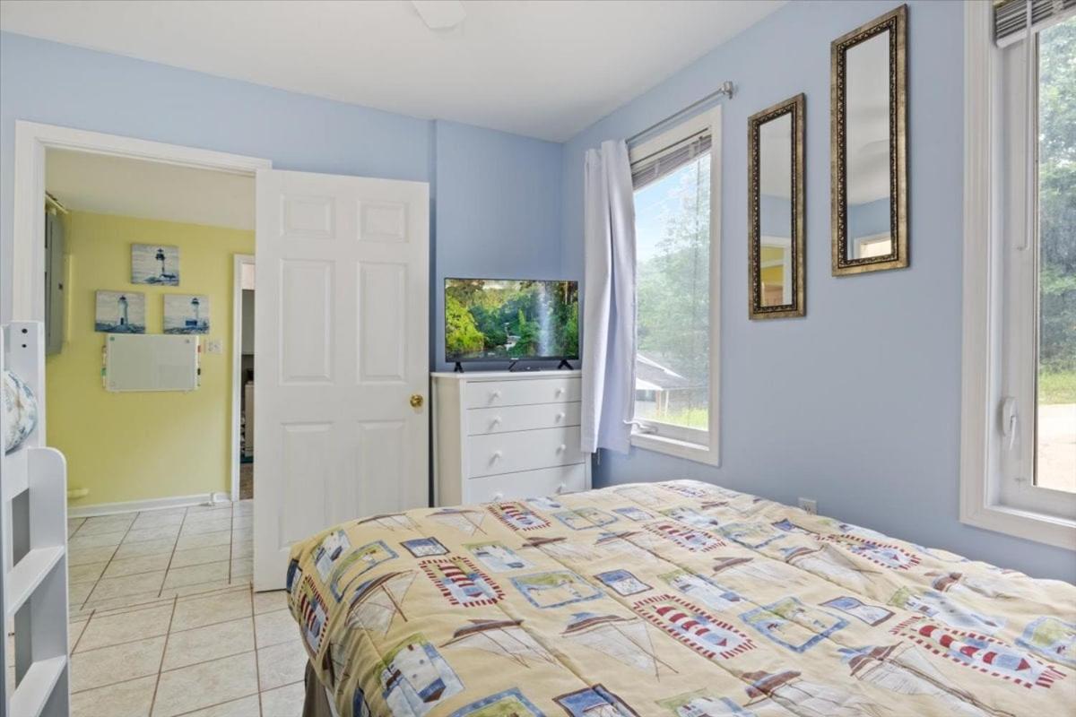 Lakefront Escape, Sunrise Views, Boat Slip & Community Dock Access