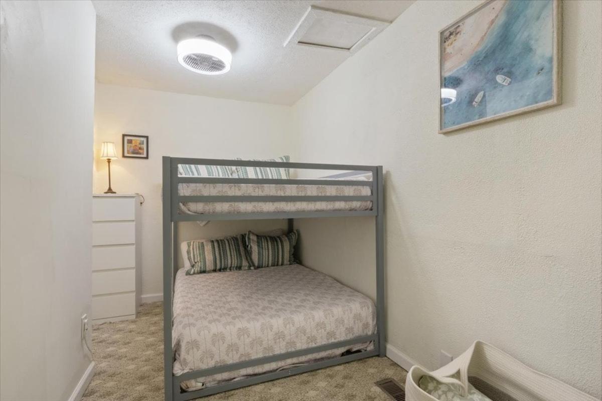 Lakefront Escape, Sunrise Views, Boat Slip & Community Dock Access