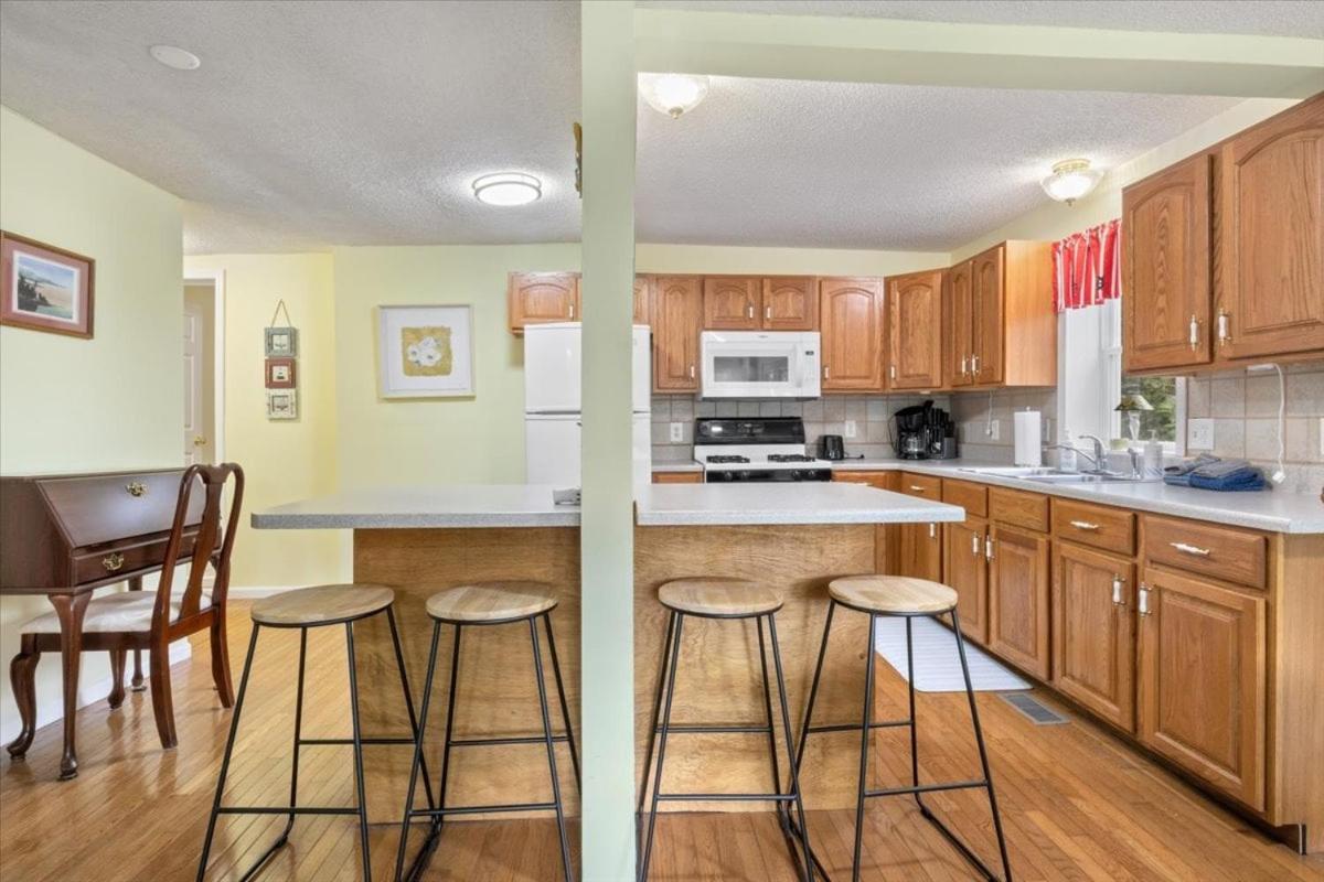 Lakefront Escape, Sunrise Views, Boat Slip & Community Dock Access
